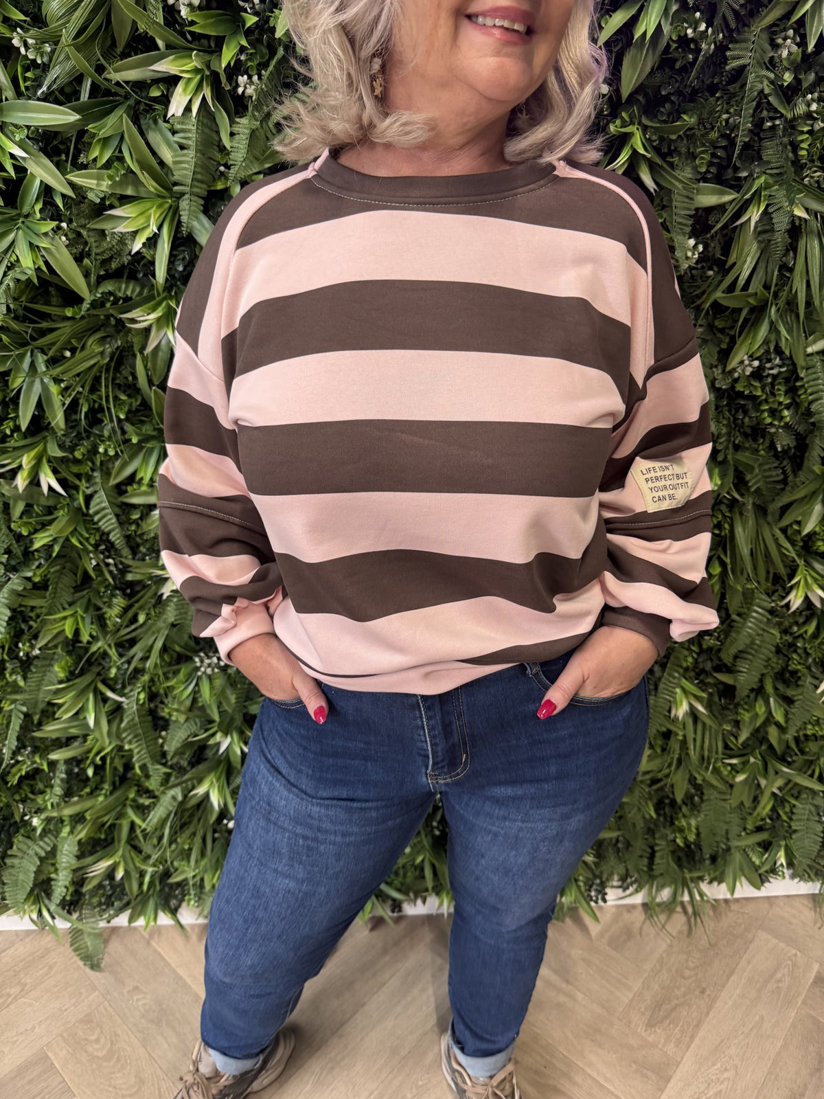 Sweater brede streep met applicatie bruin/lichtroze