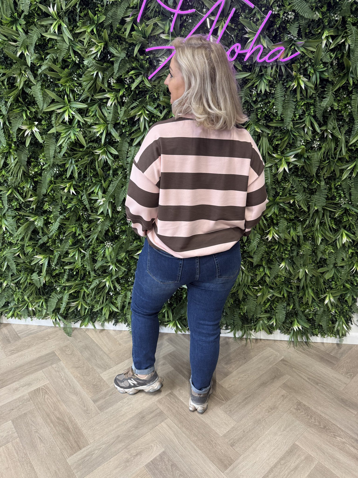 Sweater brede streep met applicatie bruin/lichtroze