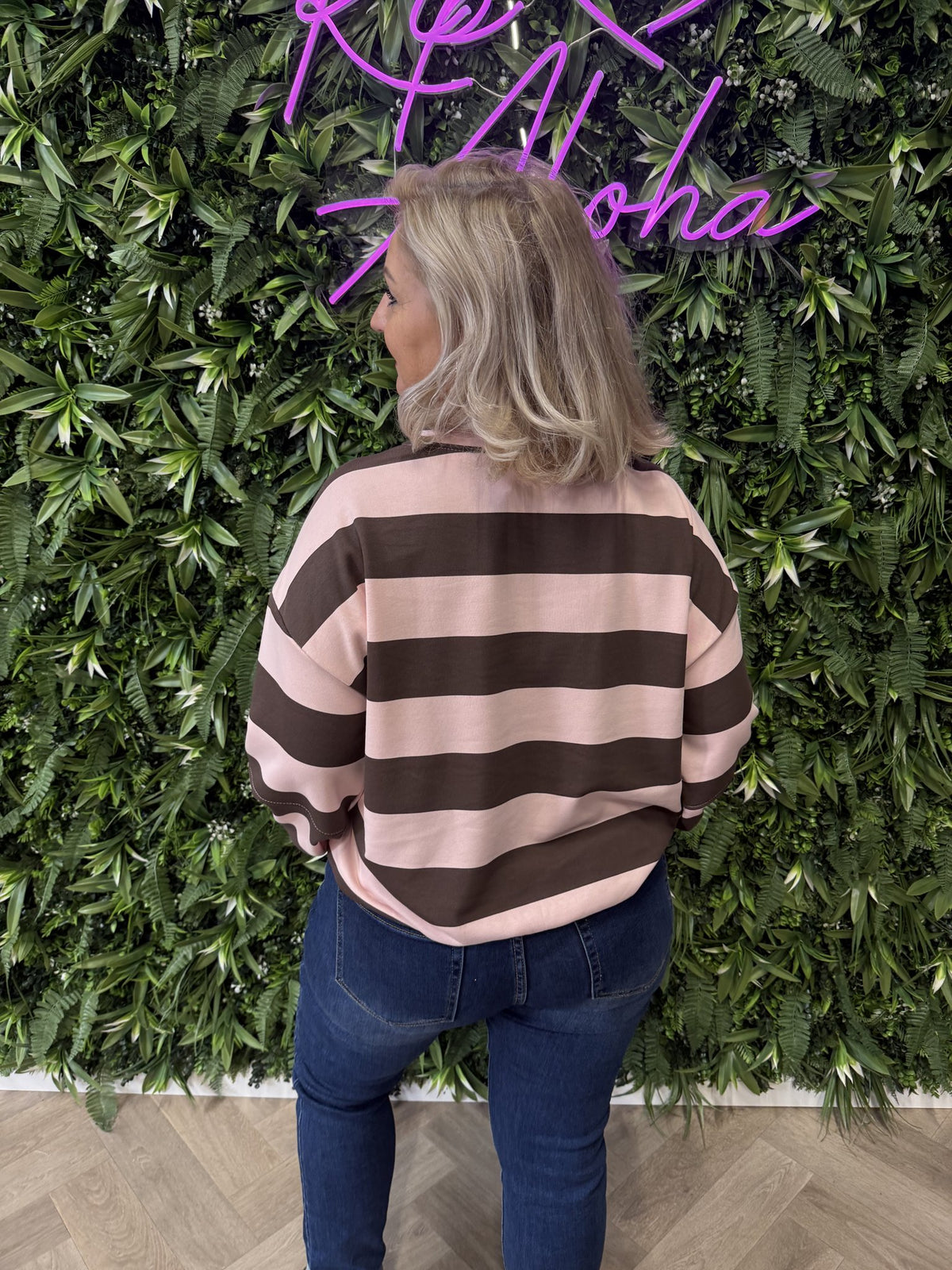 Sweater brede streep met applicatie bruin/lichtroze