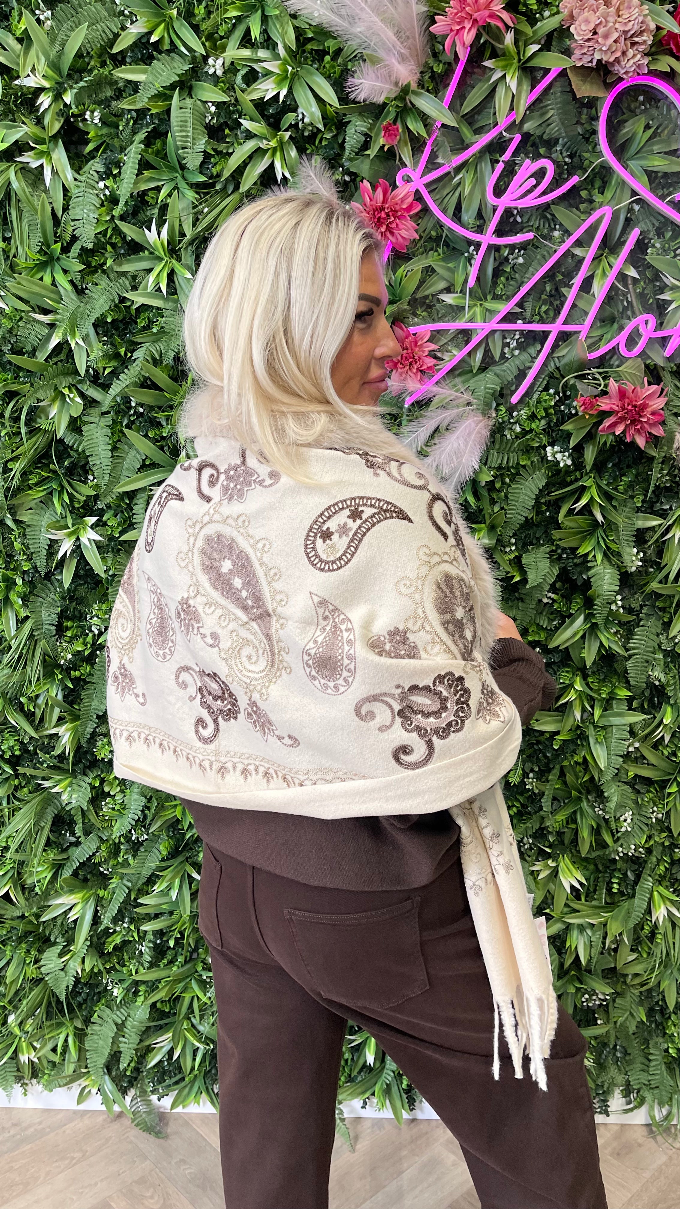 Omslagdoek paisley beige