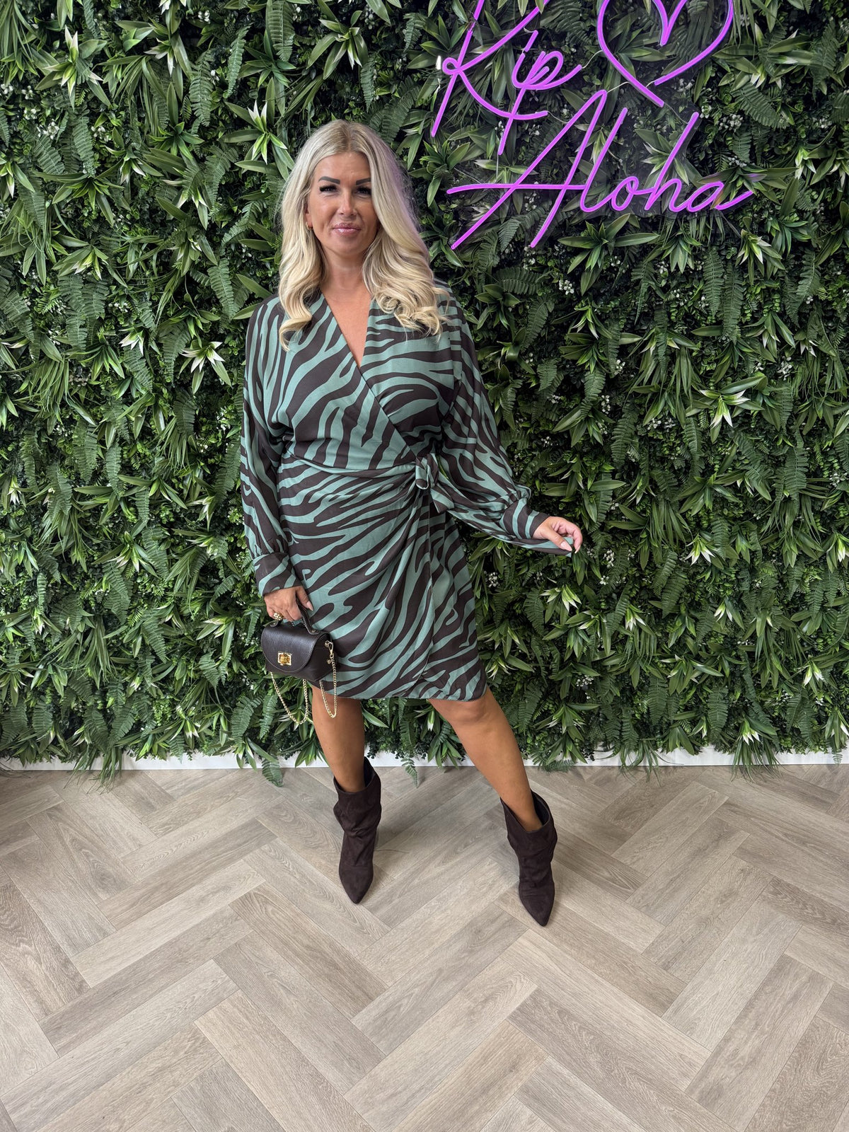 Overslag jurk met print zebra legergroen