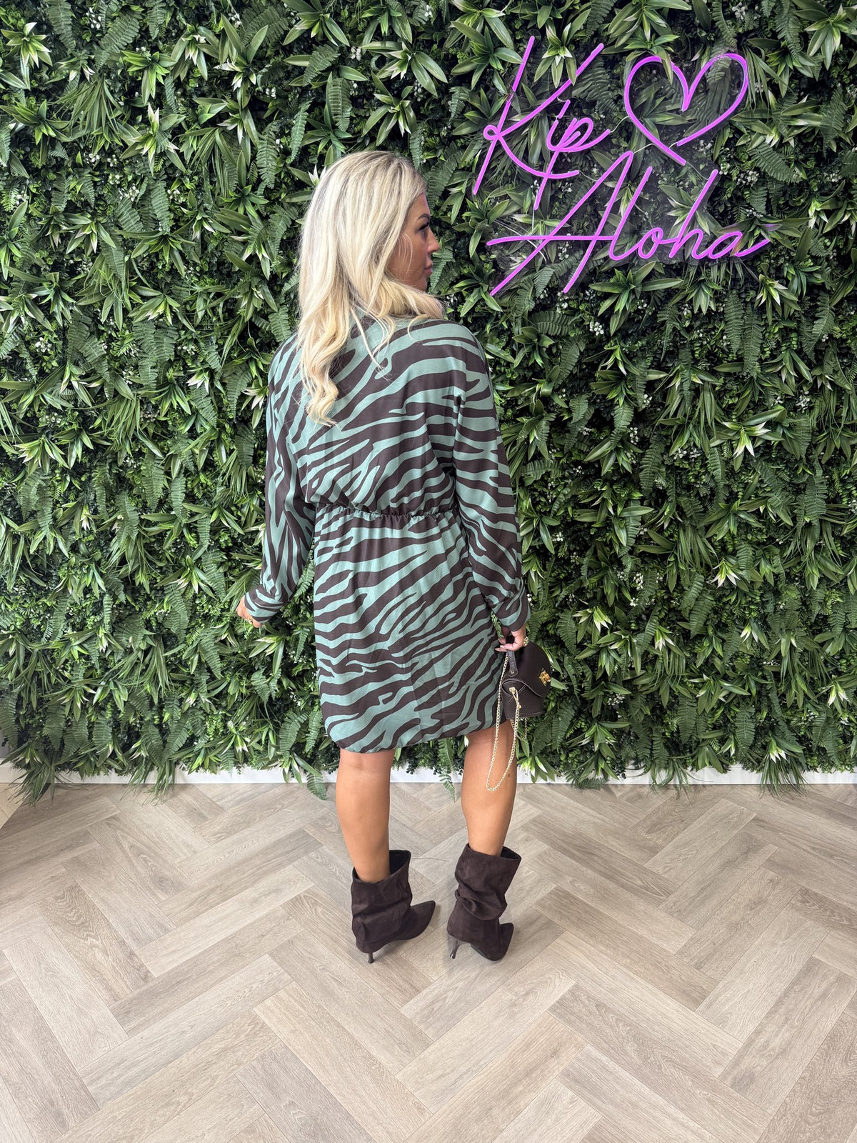 Overslag jurk met print zebra legergroen