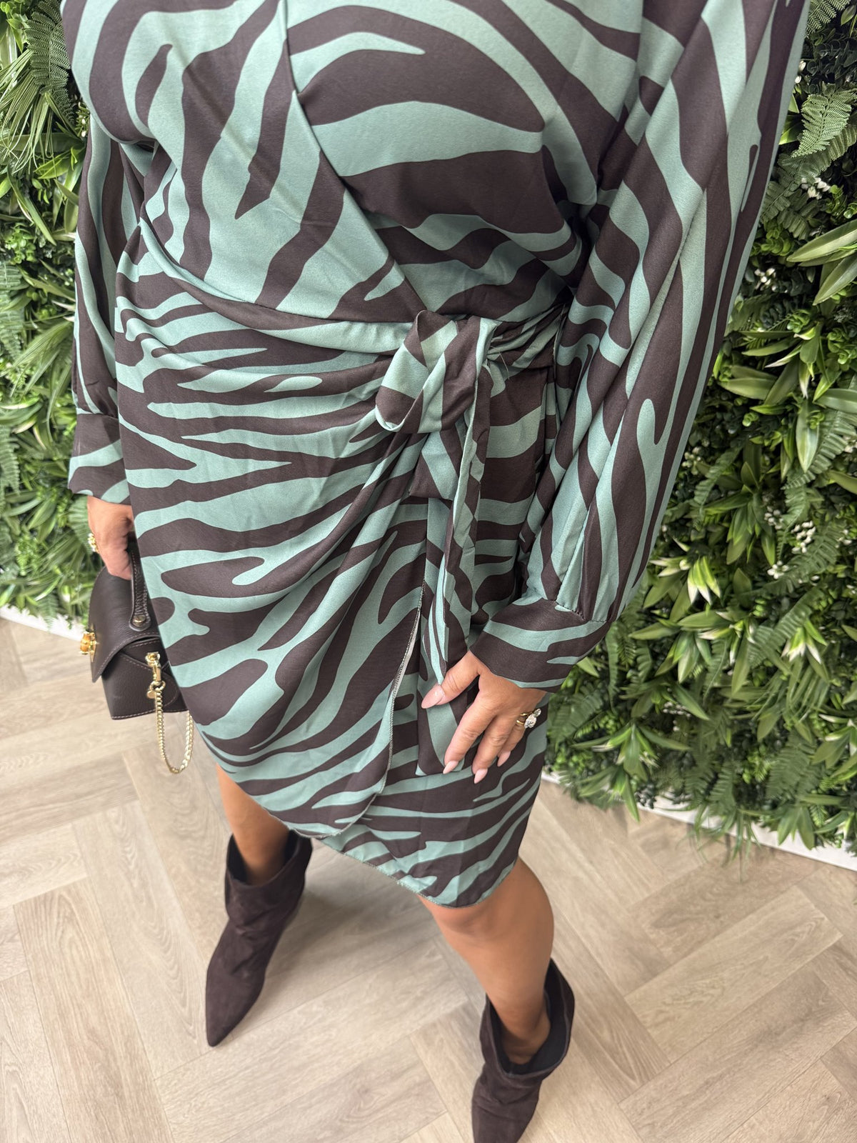 Overslag jurk met print zebra legergroen