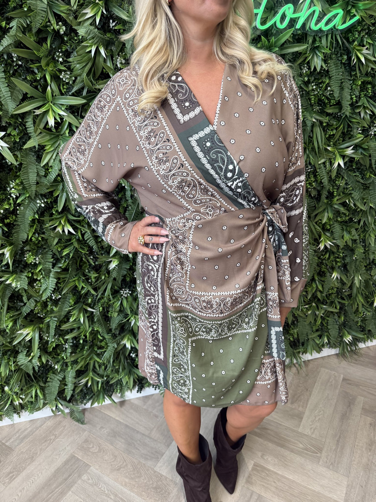 Overslag jurk met print paisley legergroen