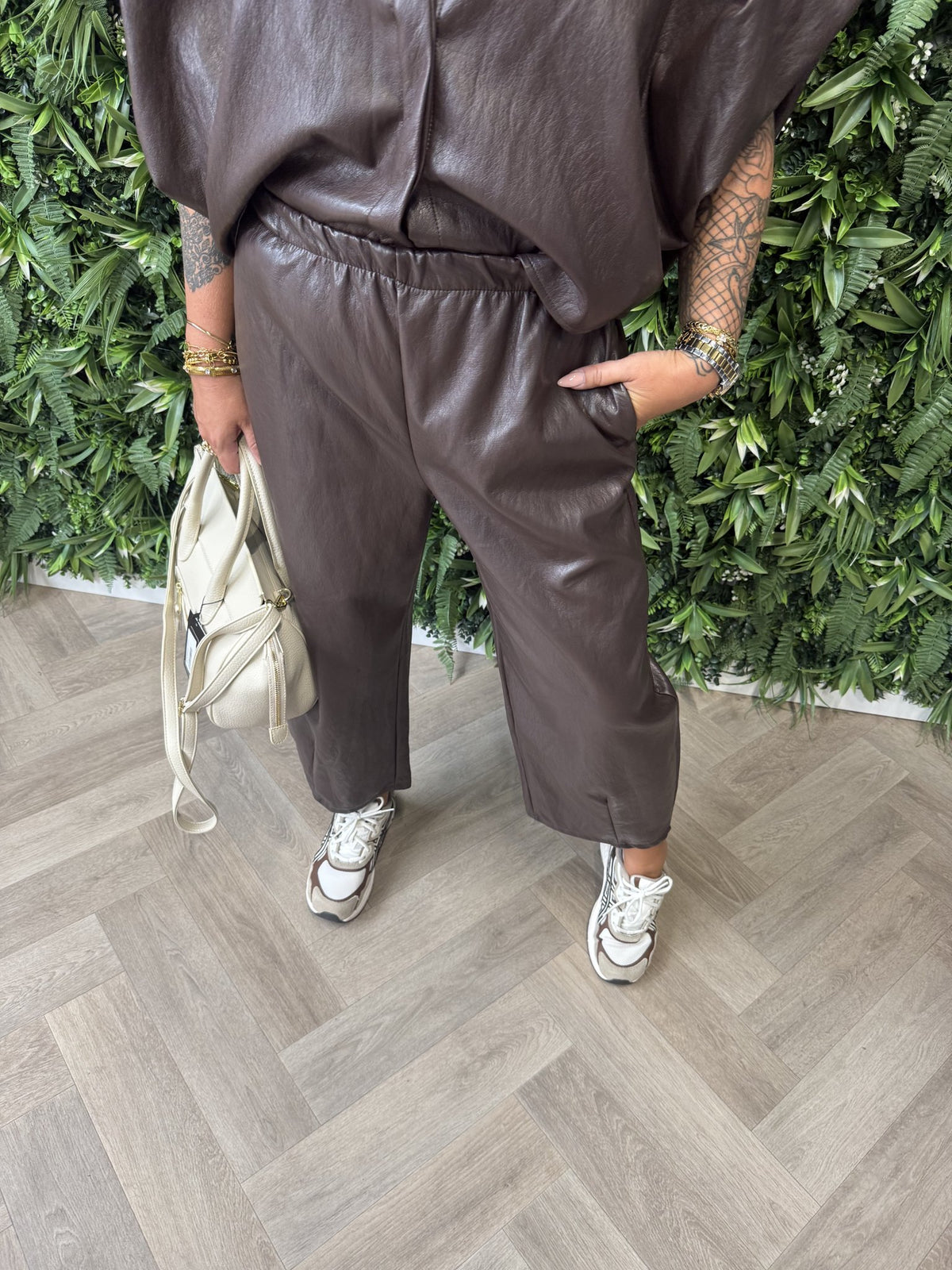 Barrel leatherlook broek donkerbruin