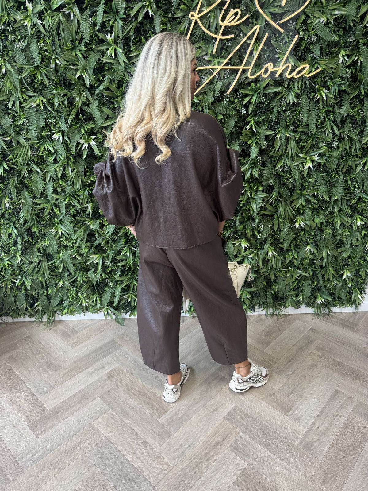 Barrel leatherlook broek donkerbruin