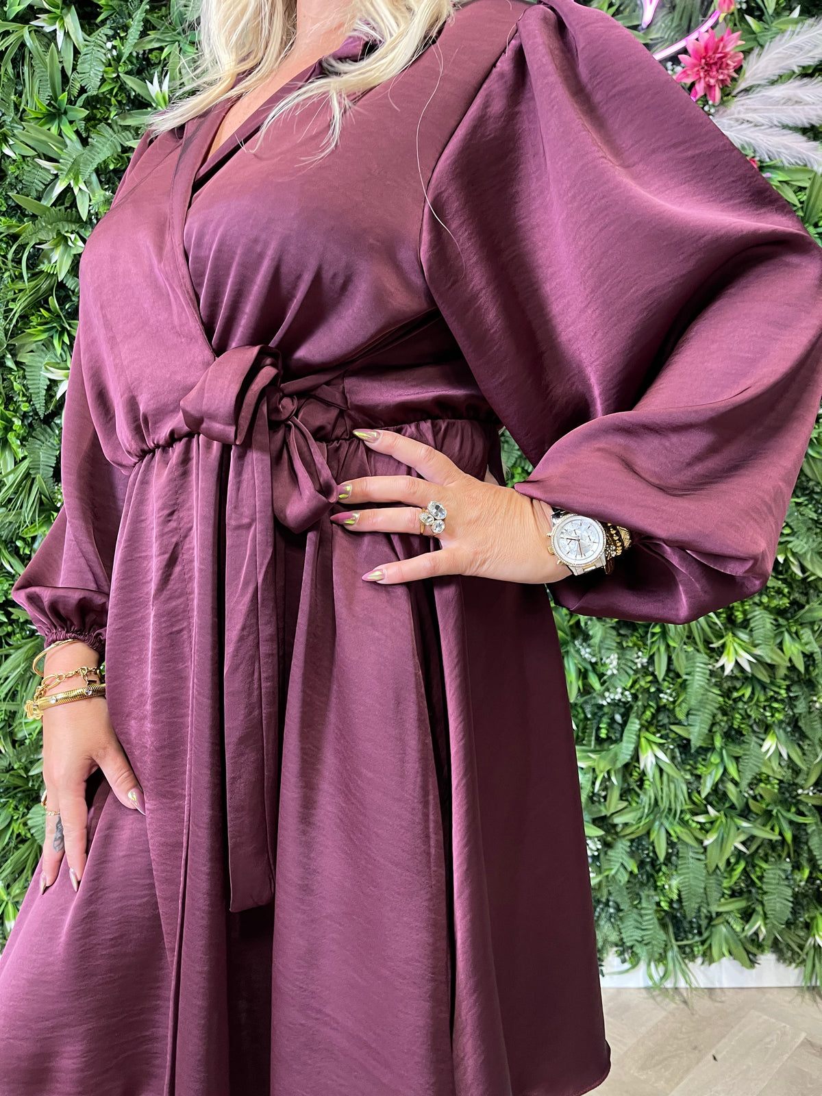 Korte silky jurk met strik aubergine
