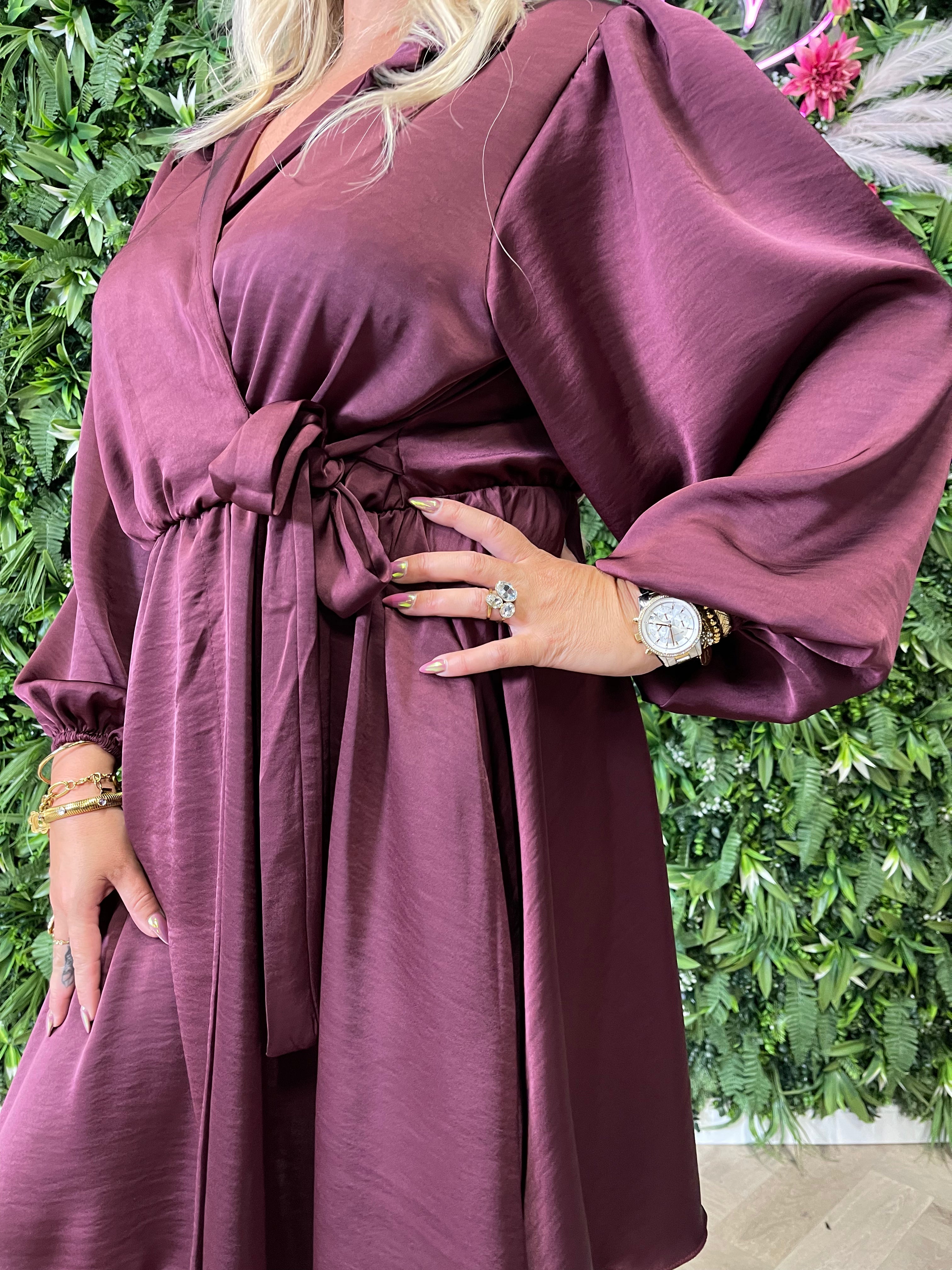 Korte silky jurk met strik aubergine