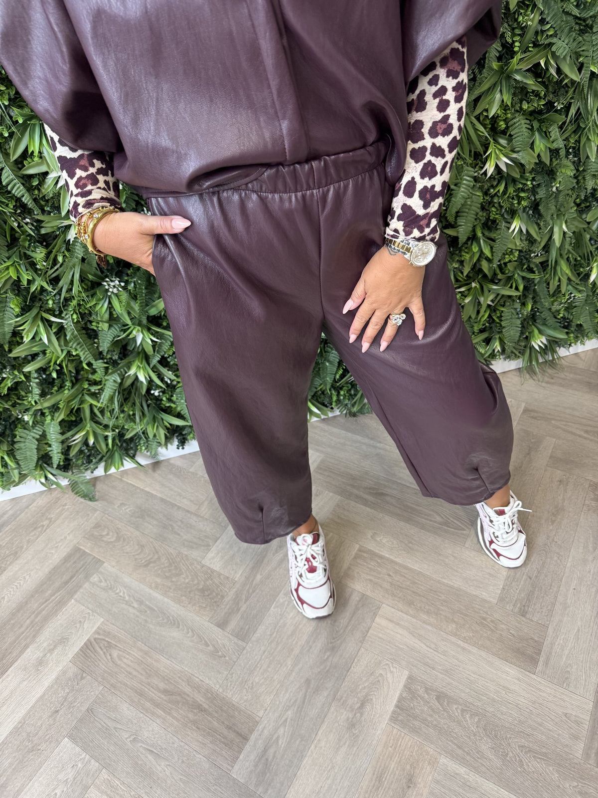 Barrel leatherlook broek aubergine