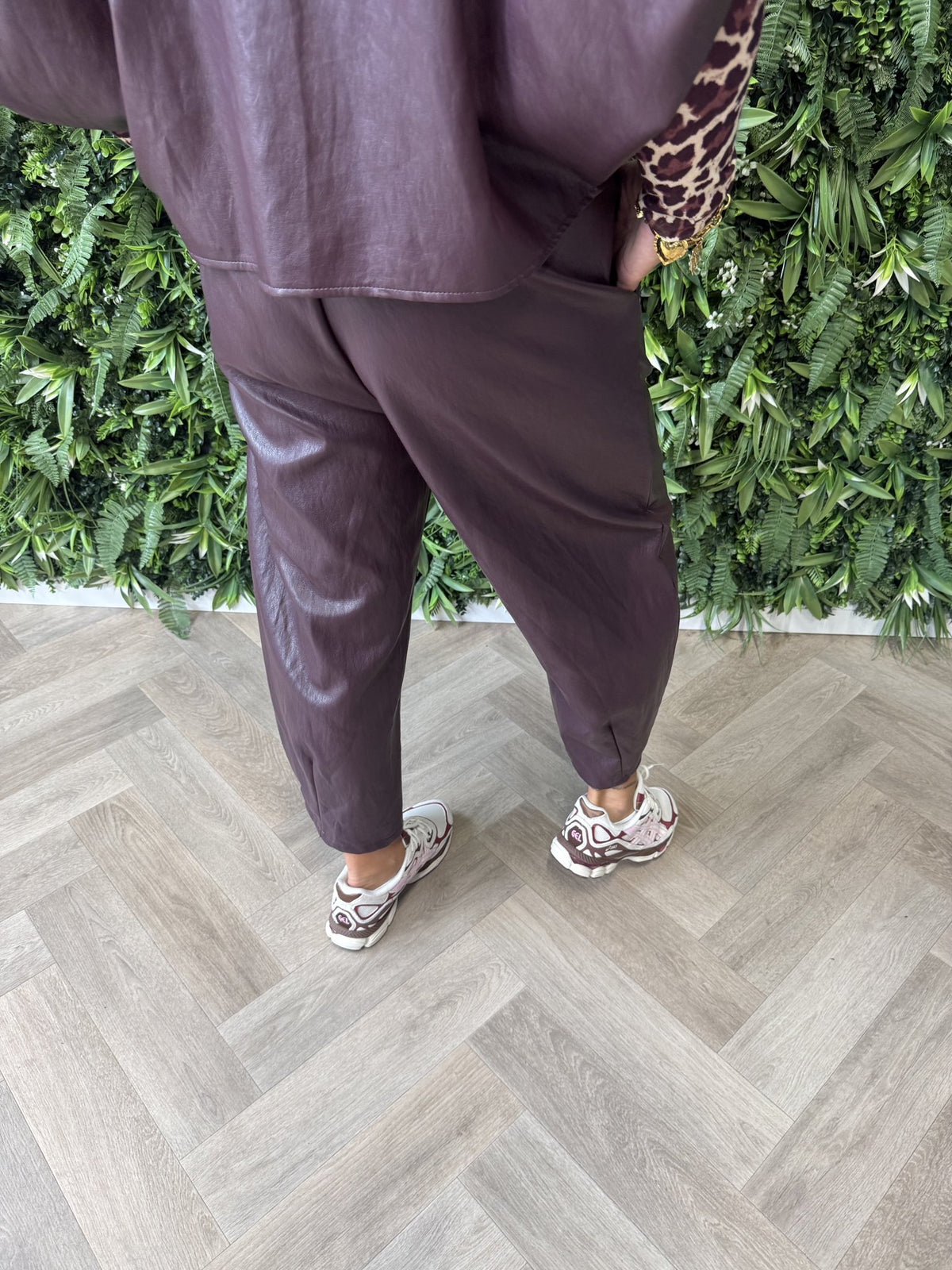 Barrel leatherlook broek aubergine