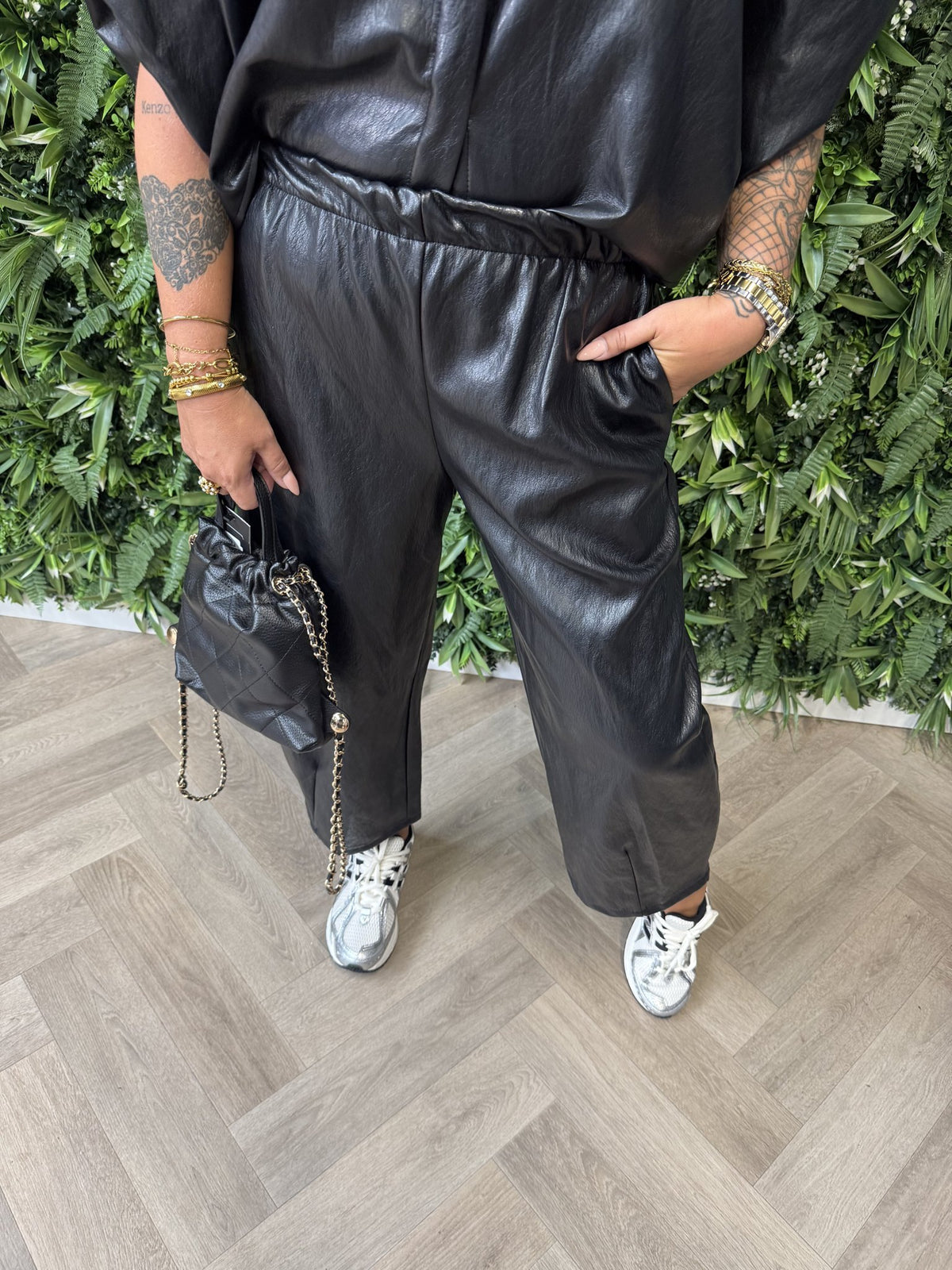 Barrel leatherlook broek zwart