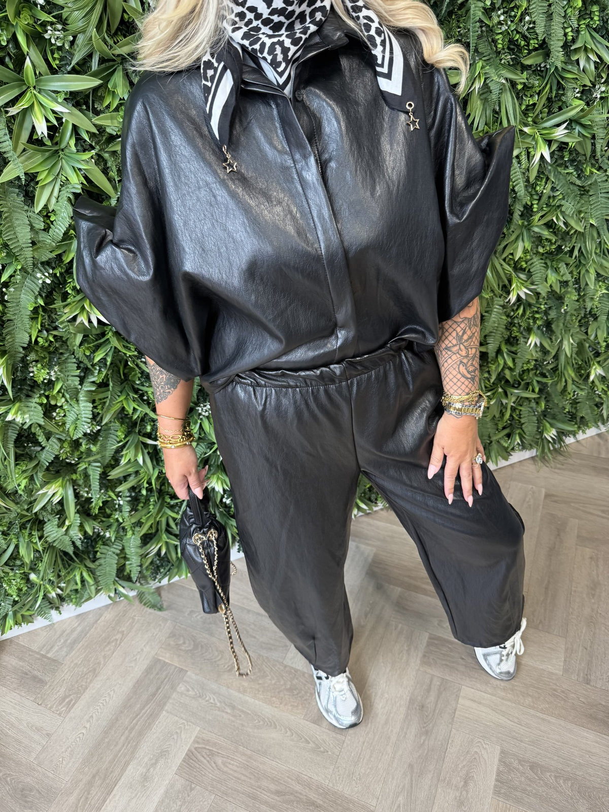 Barrel leatherlook broek zwart