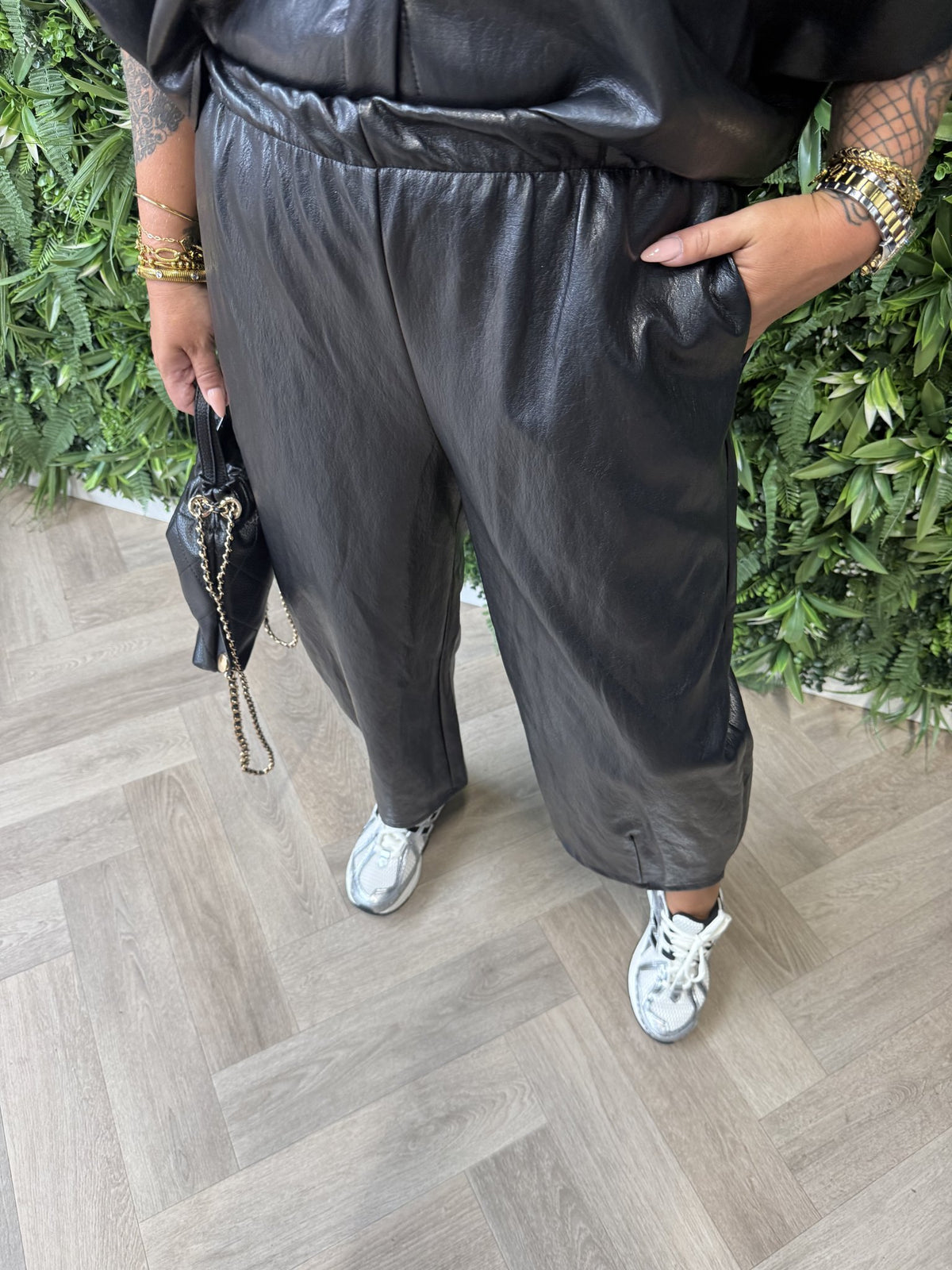 Barrel leatherlook broek zwart