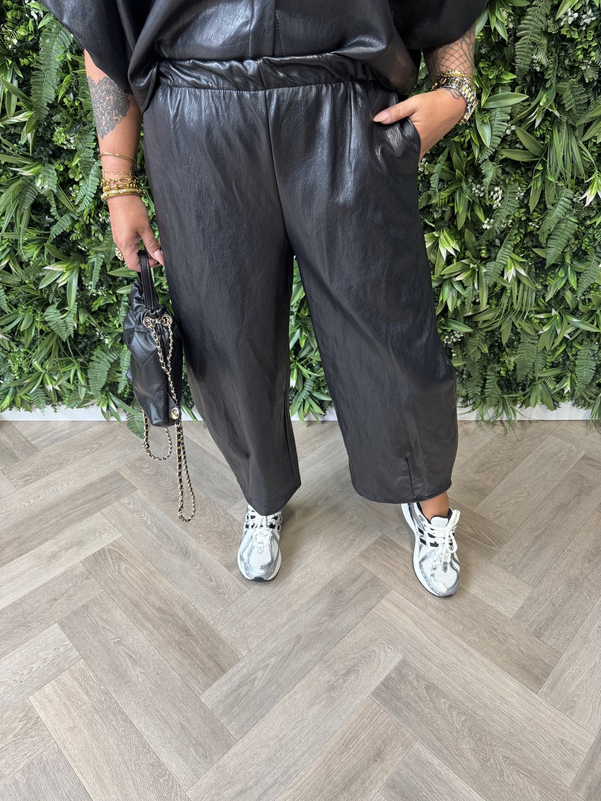 Barrel leatherlook broek zwart