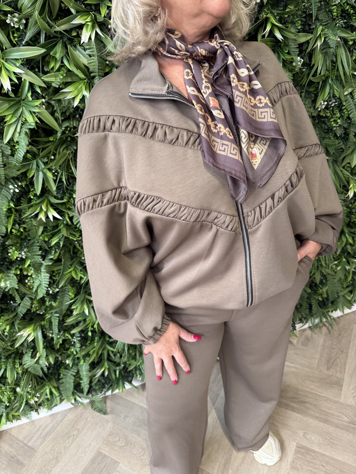 Tweedelig vest pak met gedrapeerde strepen taupe