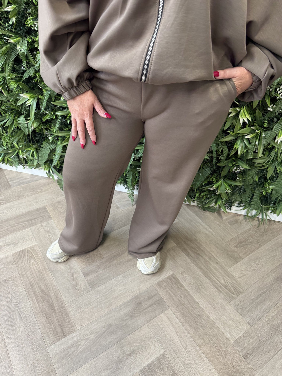 Tweedelig vest pak met gedrapeerde strepen taupe