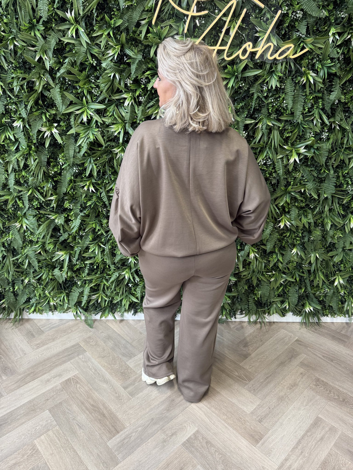 Tweedelig vest pak met gedrapeerde strepen taupe