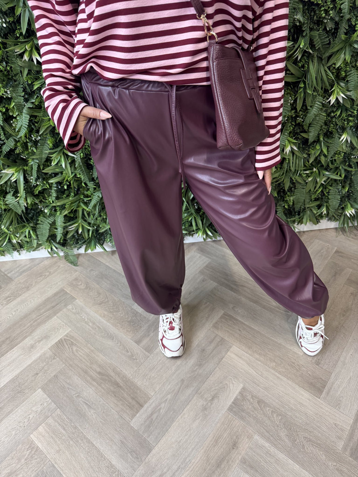 Leatherlook ballon broek aubergine