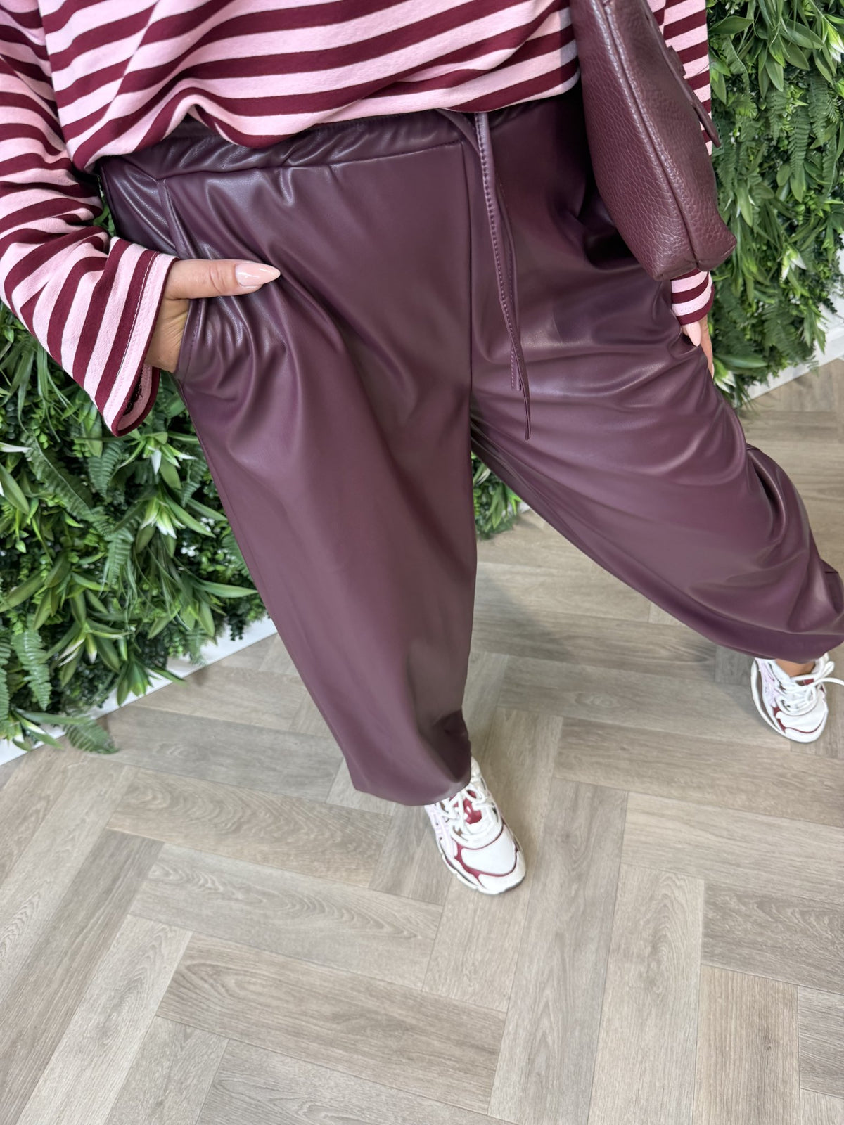 Leatherlook ballon broek aubergine