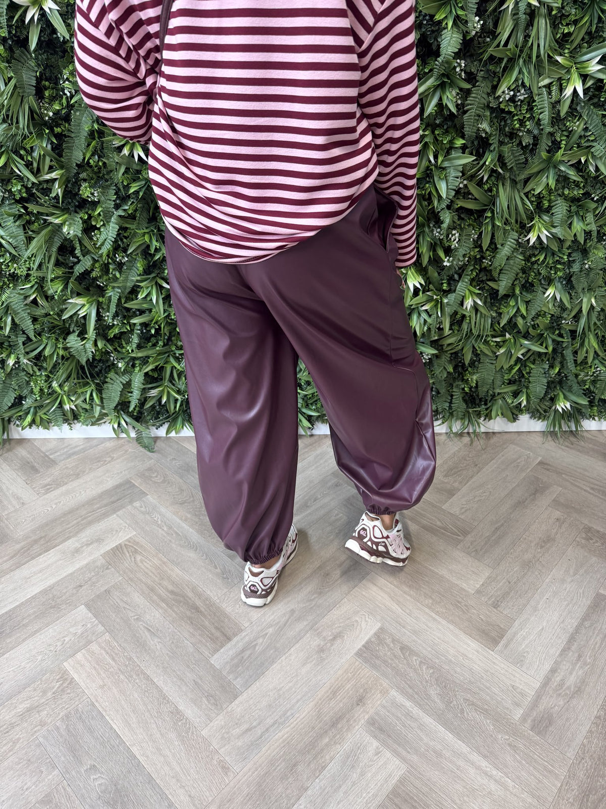 Leatherlook ballon broek aubergine
