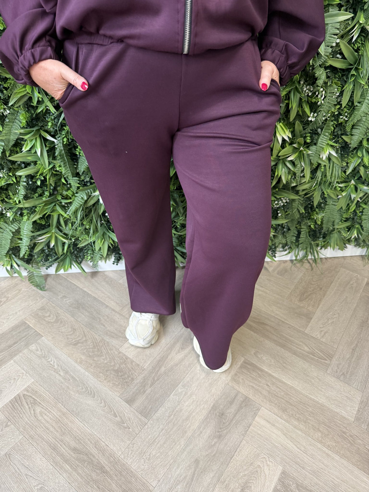 Tweedelig vest pak met gedrapeerde strepen aubergine