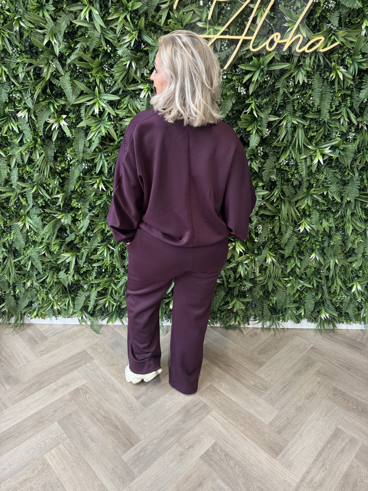 Tweedelig vest pak met gedrapeerde strepen aubergine