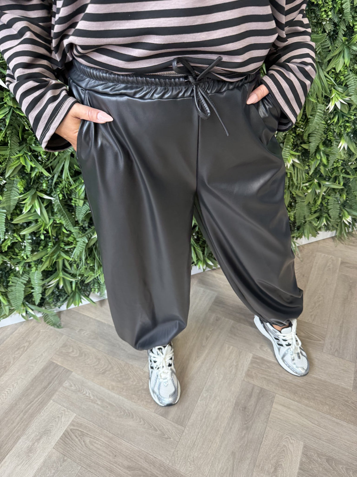 Leatherlook ballon broek zwart