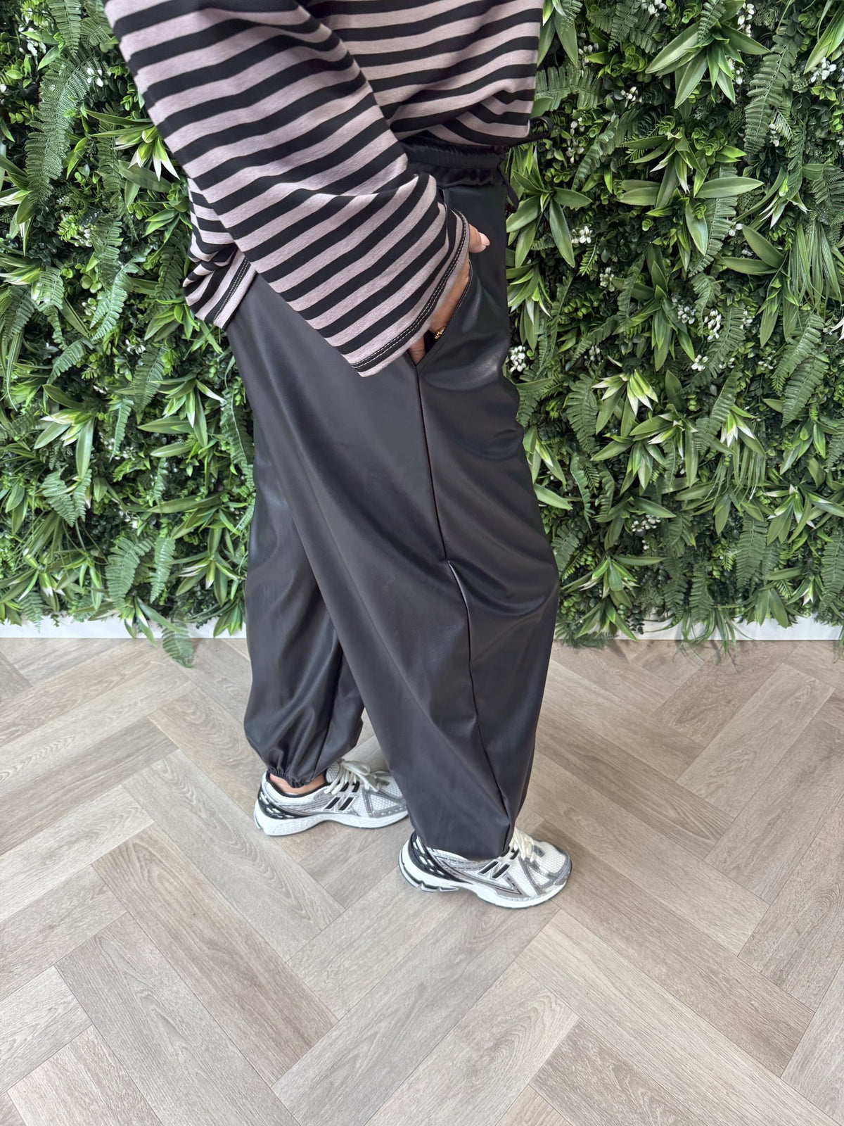 Leatherlook ballon broek zwart