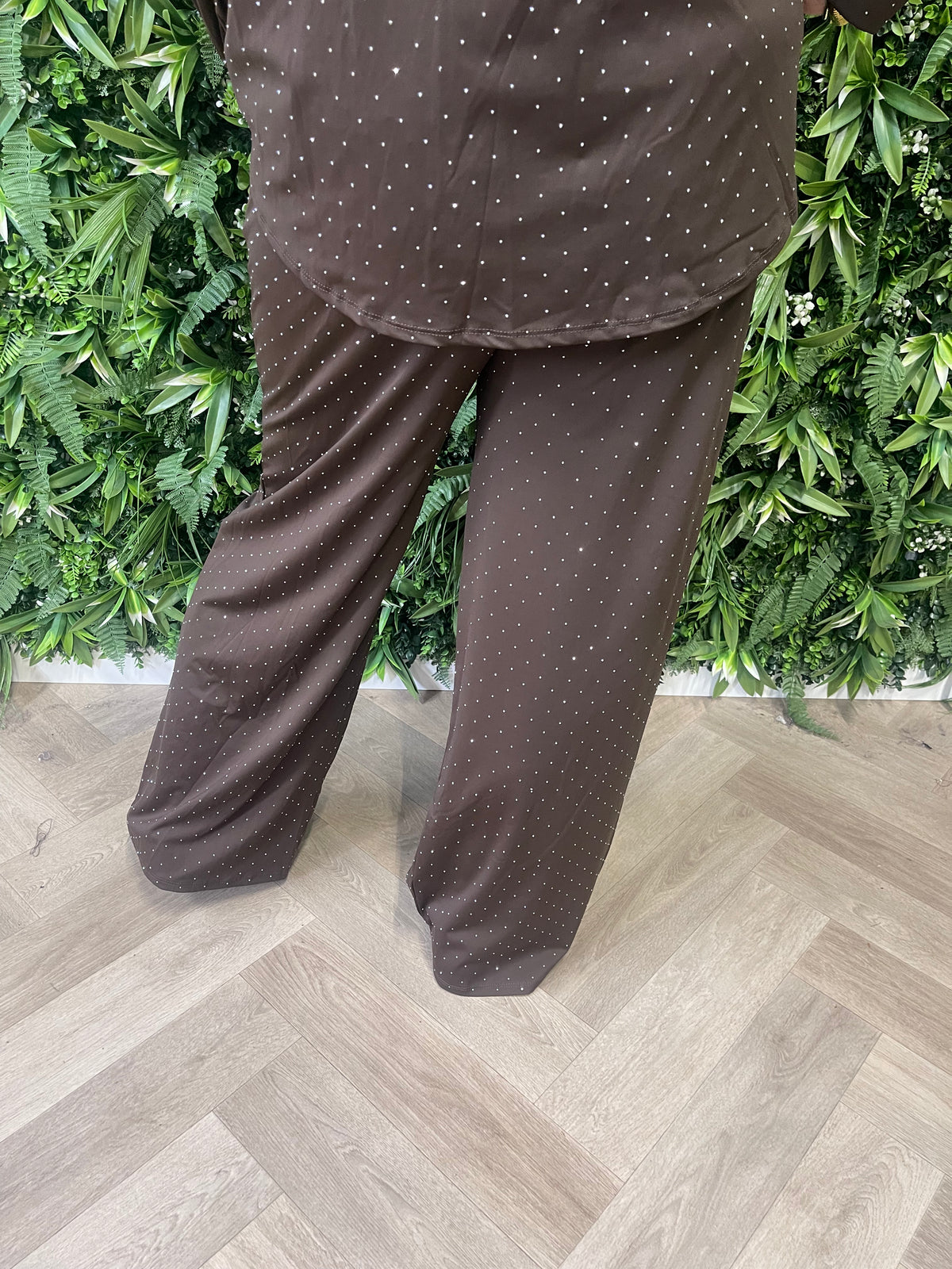 Tweedelig pak v-hals met strass donkerbruin