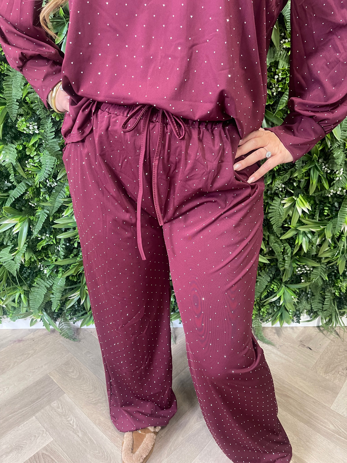Tweedelig pak v-hals met strass bordeaux