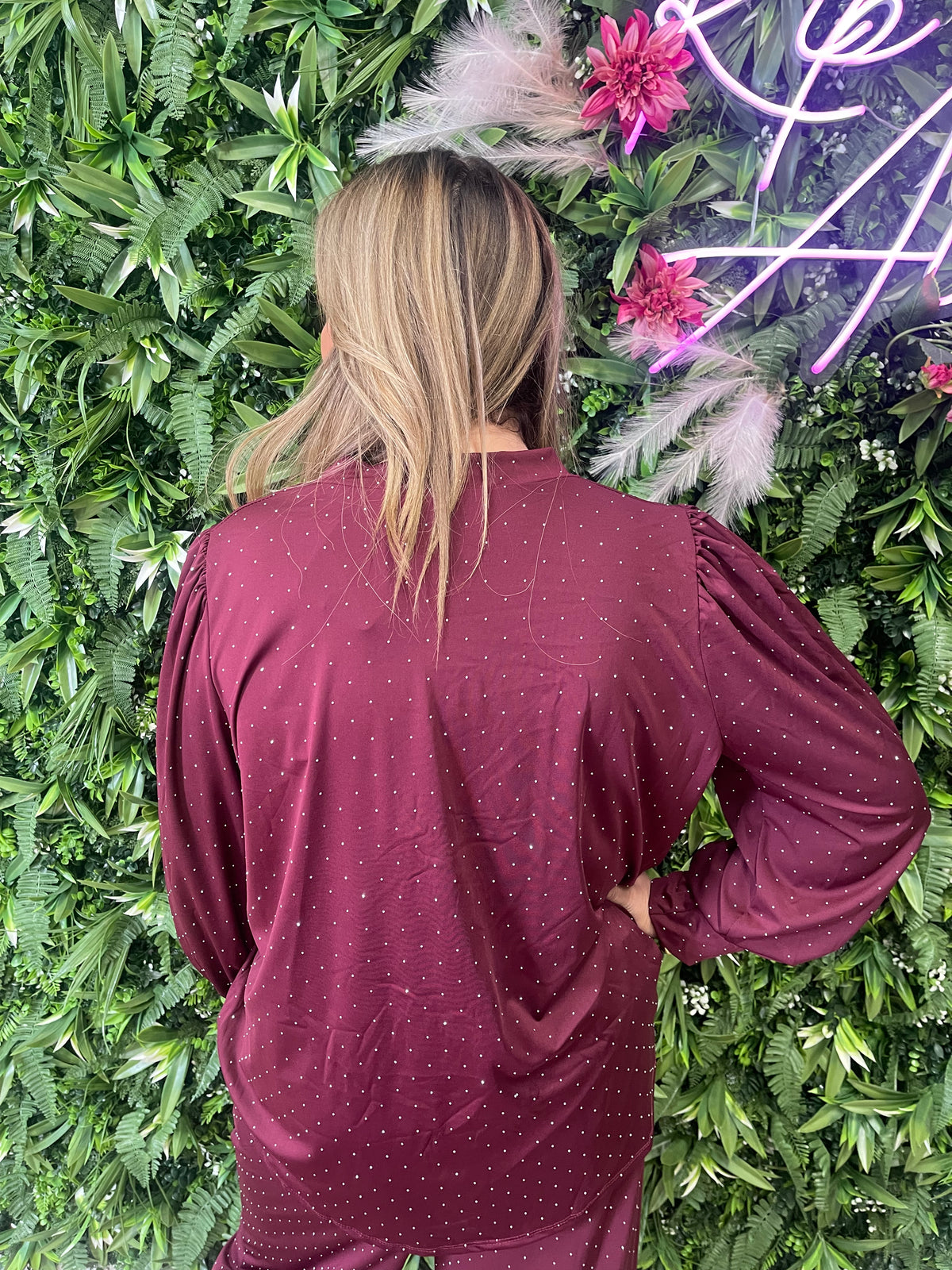 Tweedelig pak v-hals met strass bordeaux