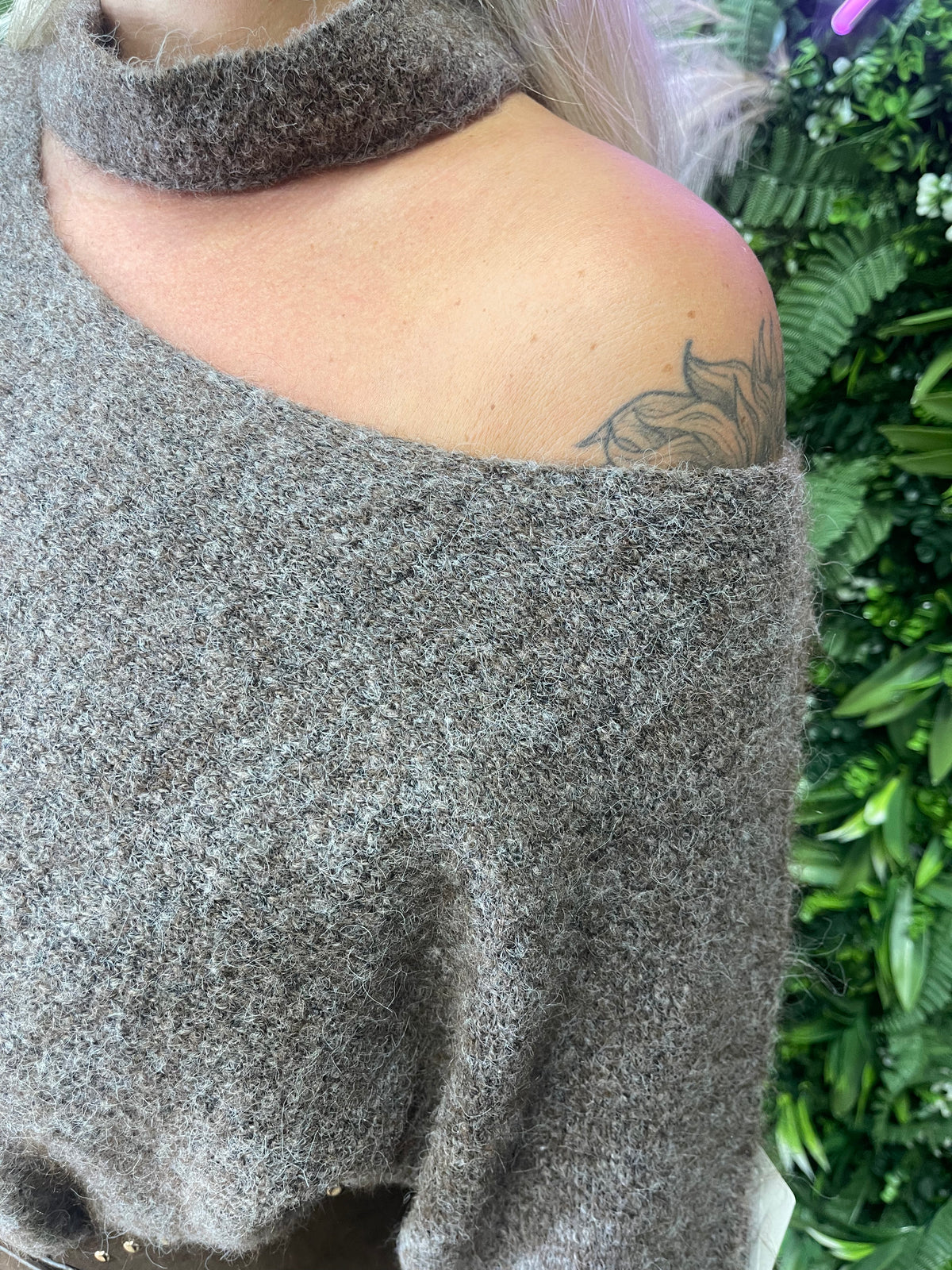 Lange gebreide trui hals detail taupe