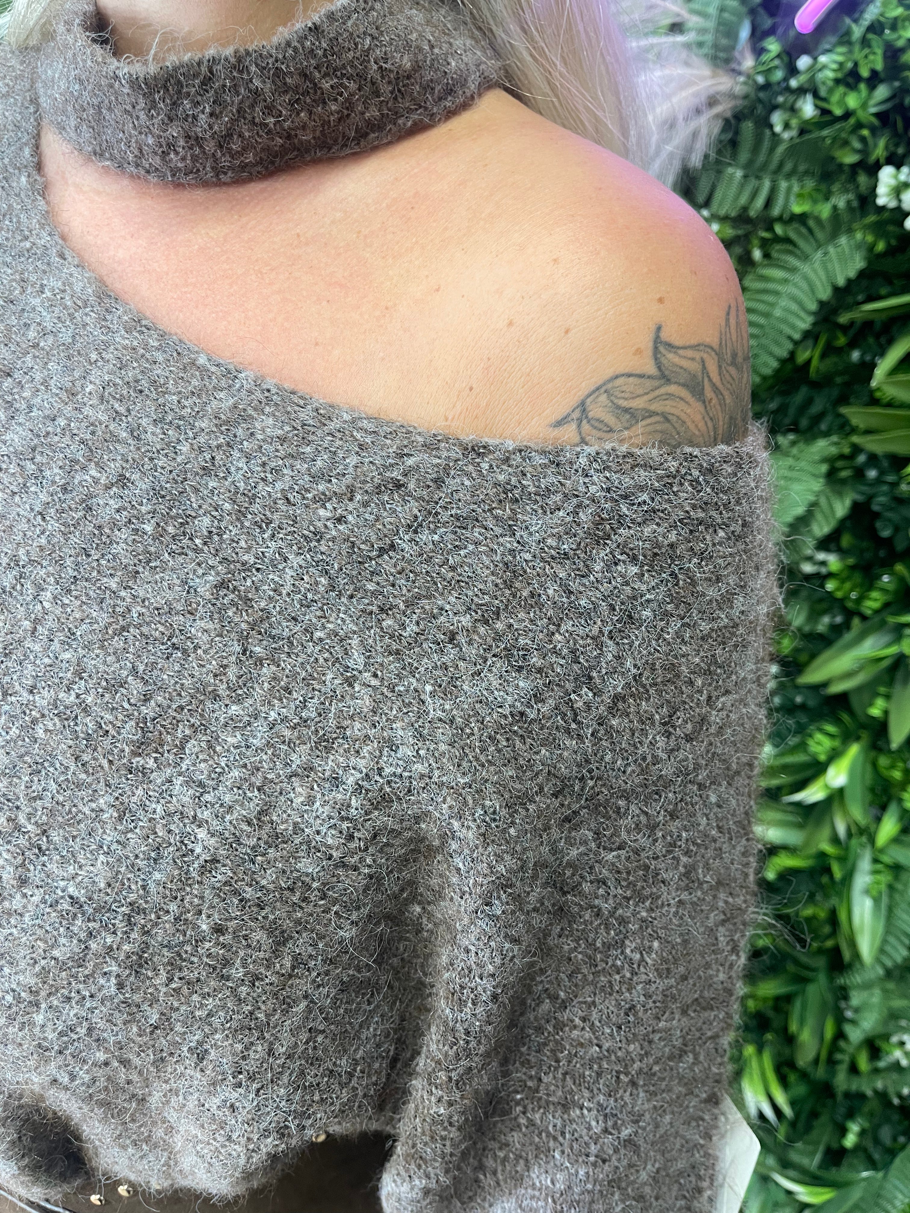 Lange gebreide trui hals detail taupe