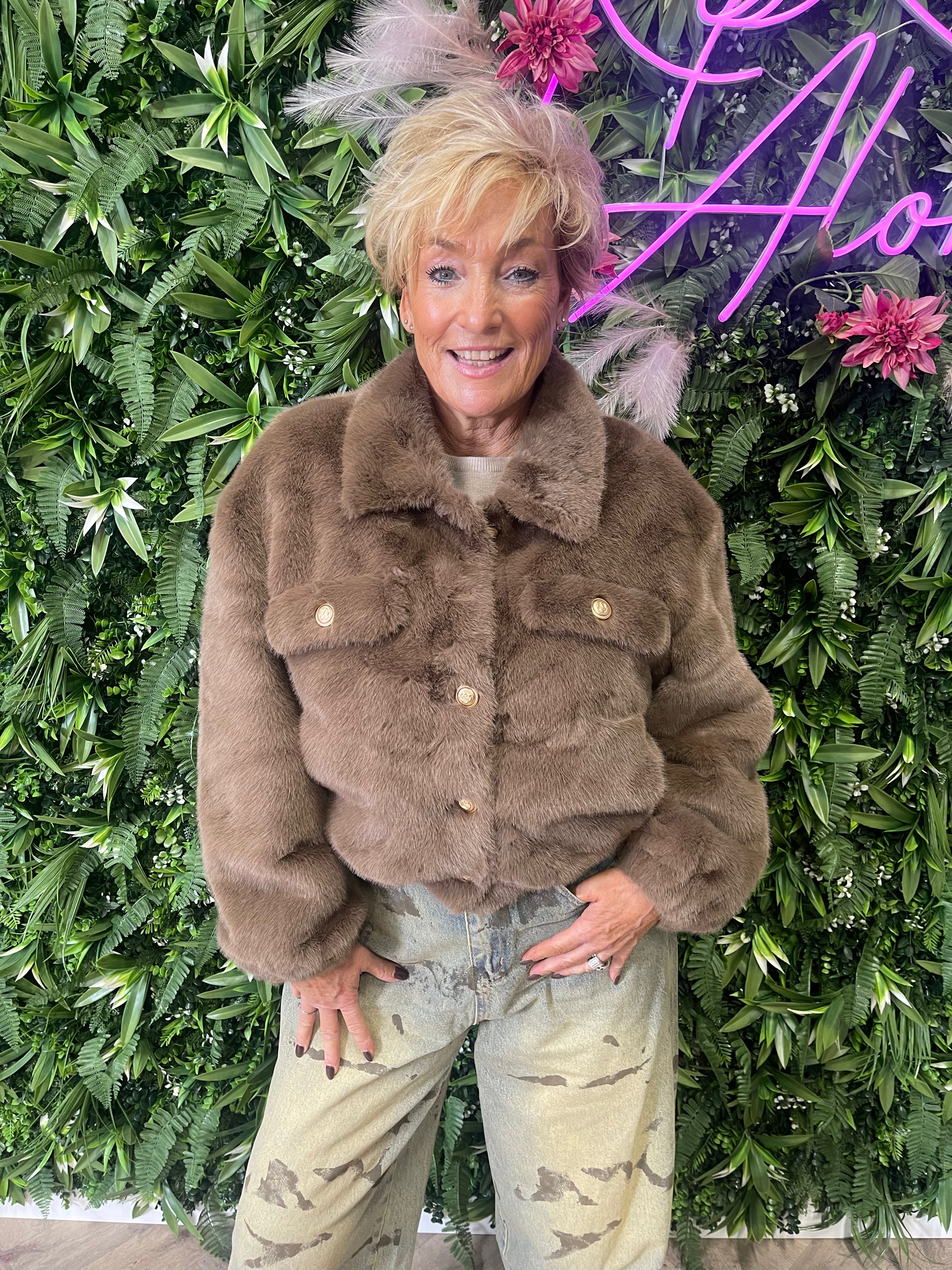 Korte faux fur jasje taupe