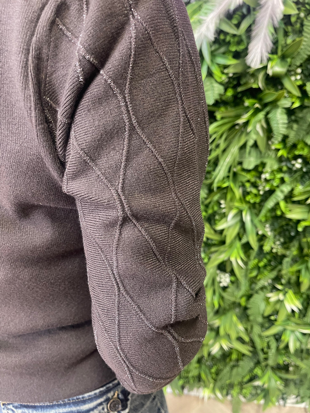 Gebreide trui met lurex detail op de mouwen donkerbruin