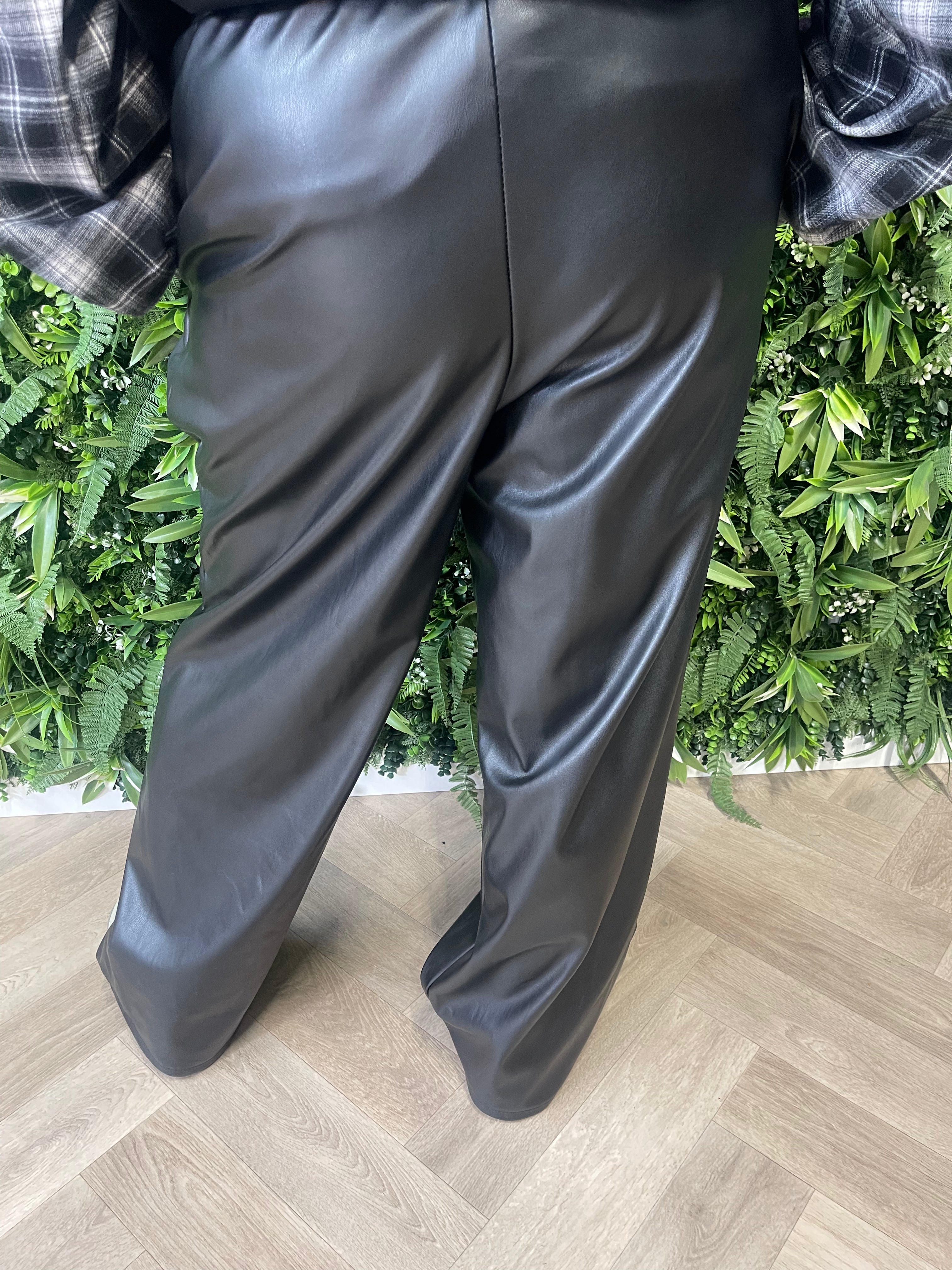 Leatherlook broek met plooi zwart