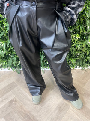 Leatherlook broek met plooi zwart