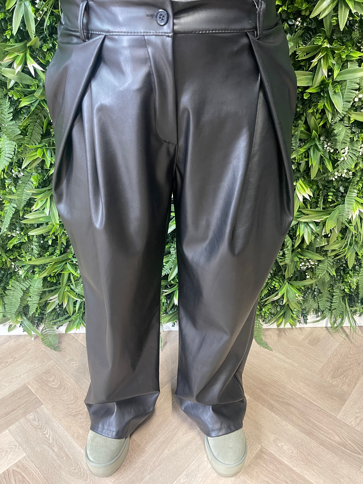 Leatherlook broek met plooi zwart
