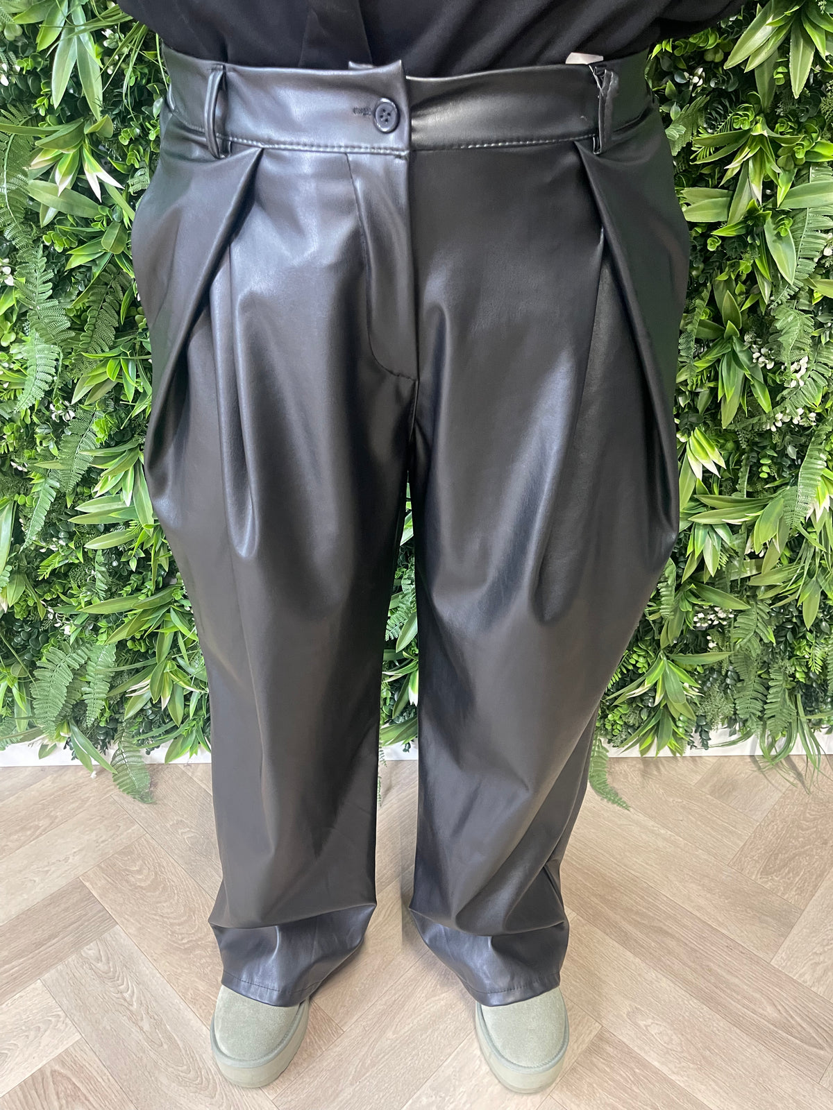 Leatherlook broek met plooi zwart