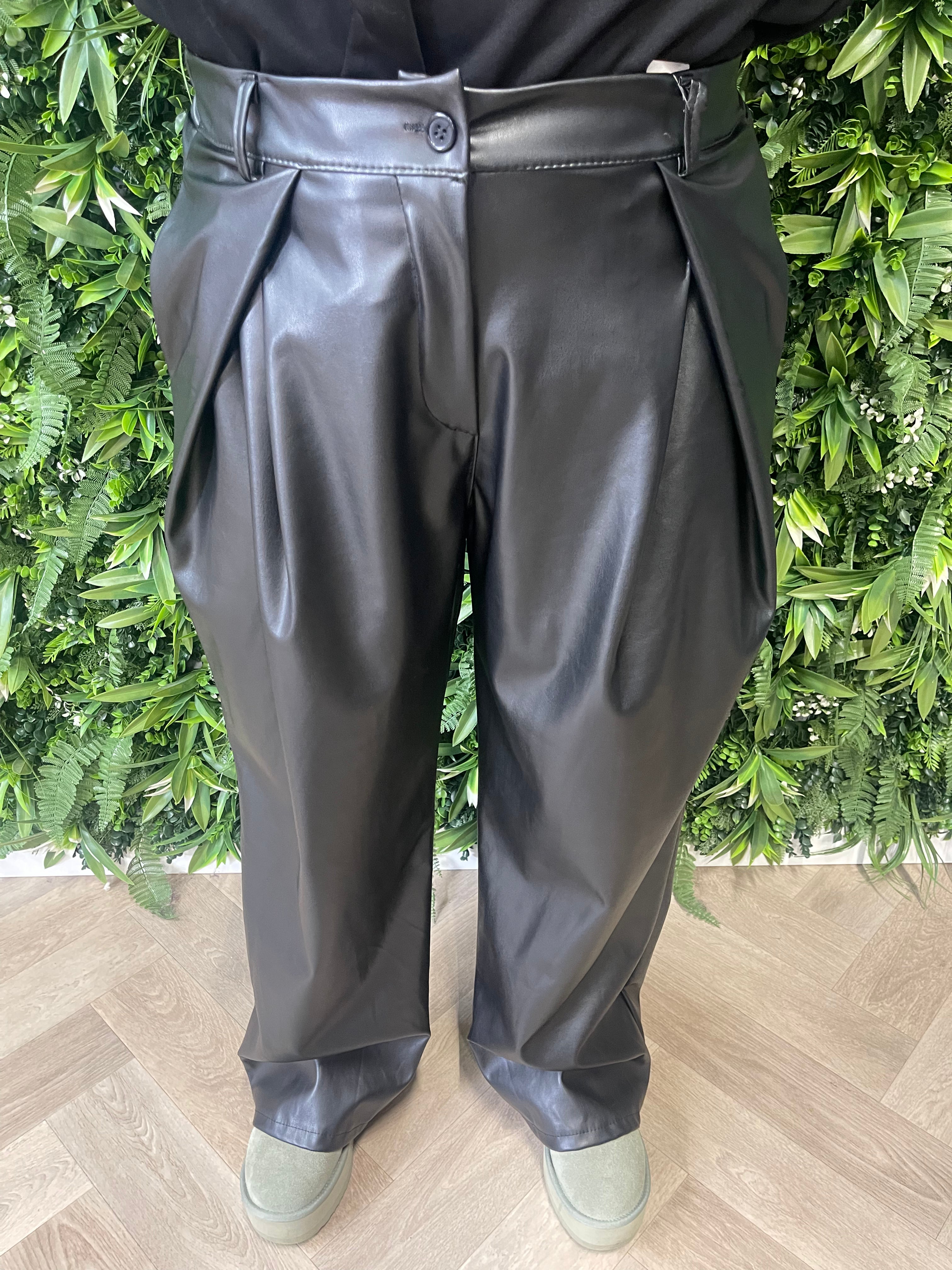 Leatherlook broek met plooi zwart