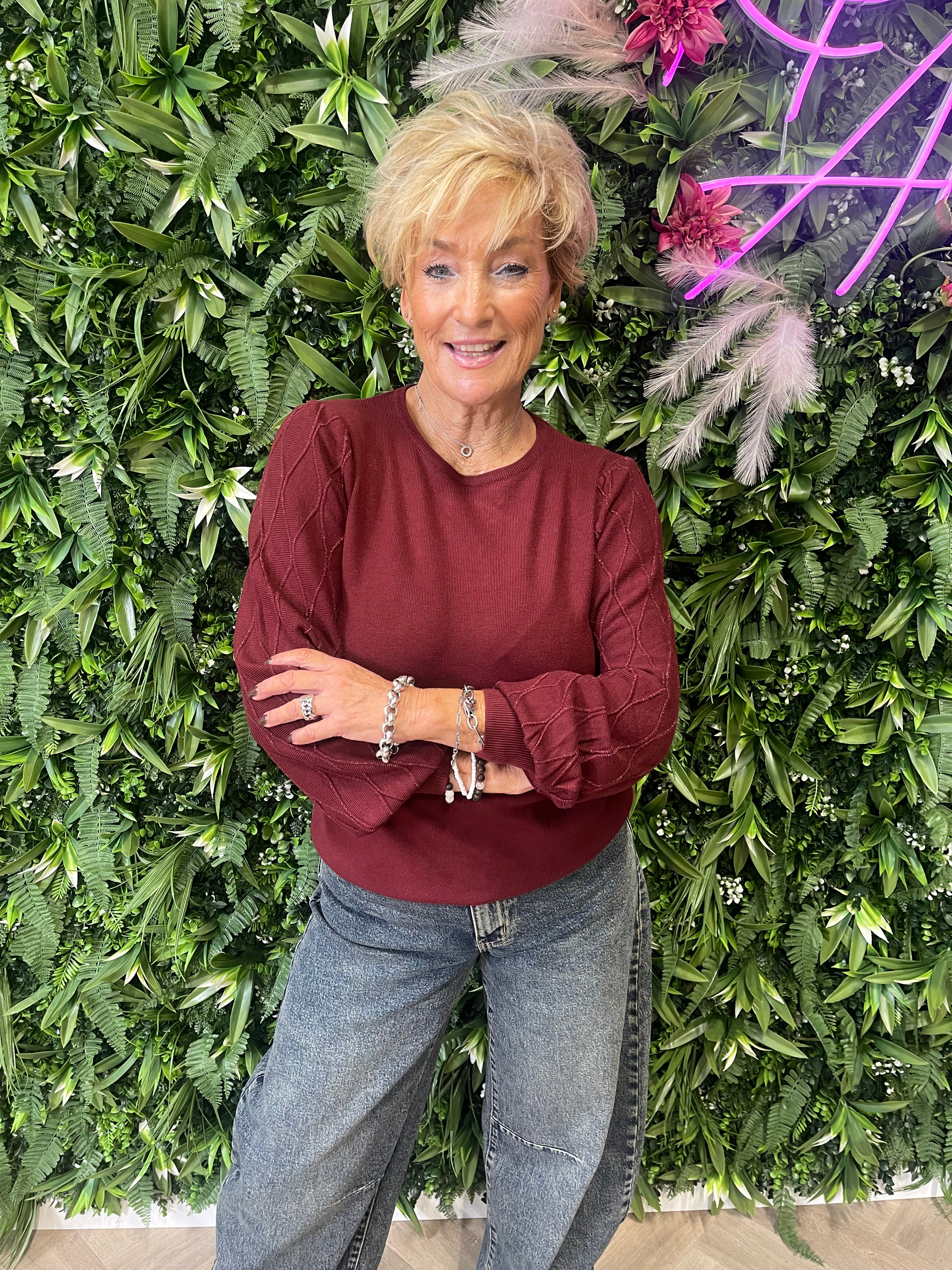 Gebreide trui met lurex detail op de mouwen bordeaux