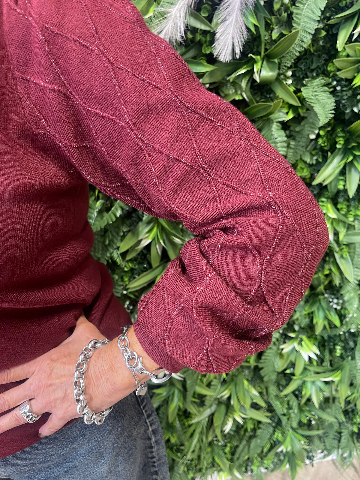 Gebreide trui met lurex detail op de mouwen bordeaux