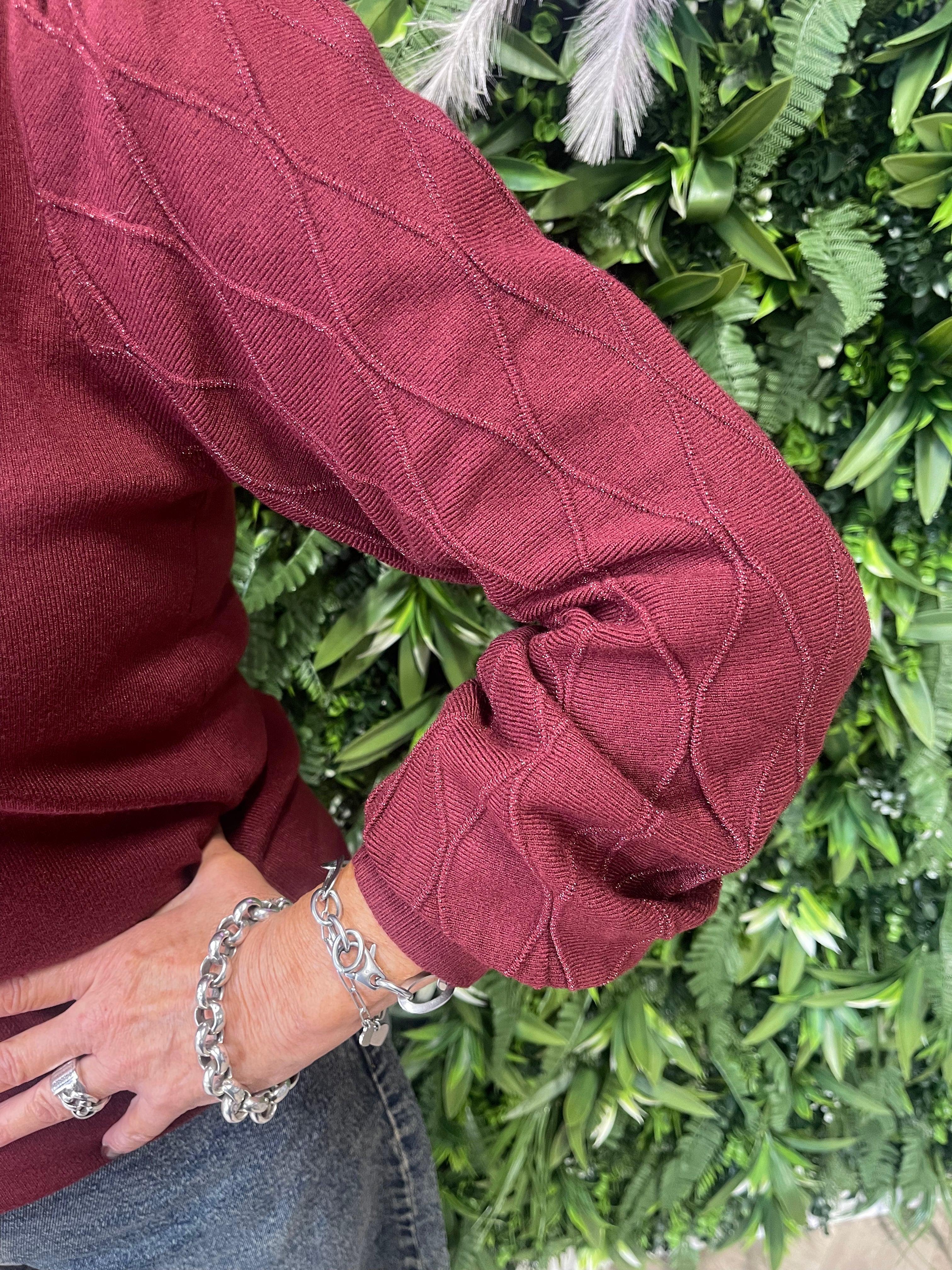 Gebreide trui met lurex detail op de mouwen bordeaux