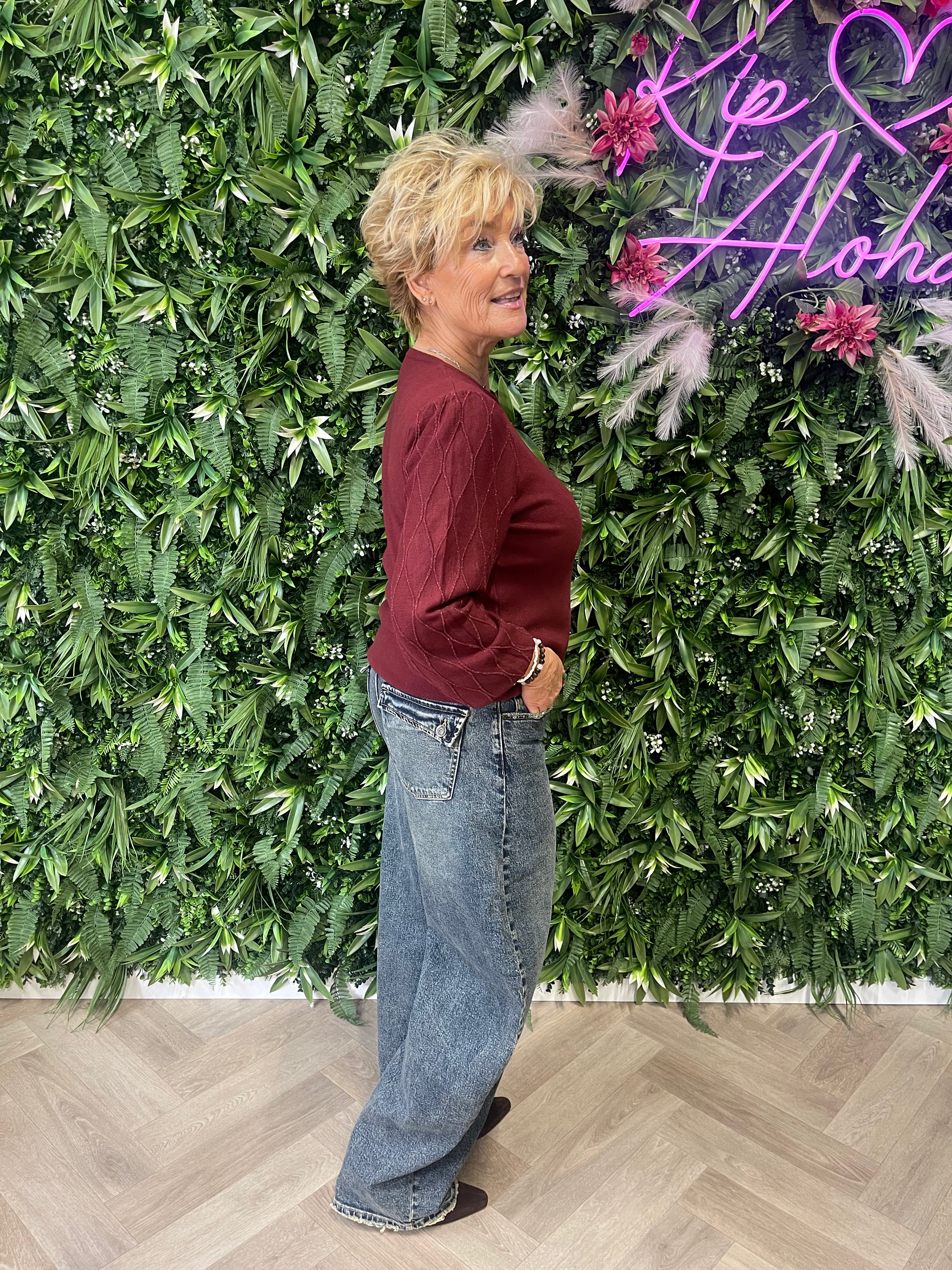 Gebreide trui met lurex detail op de mouwen bordeaux