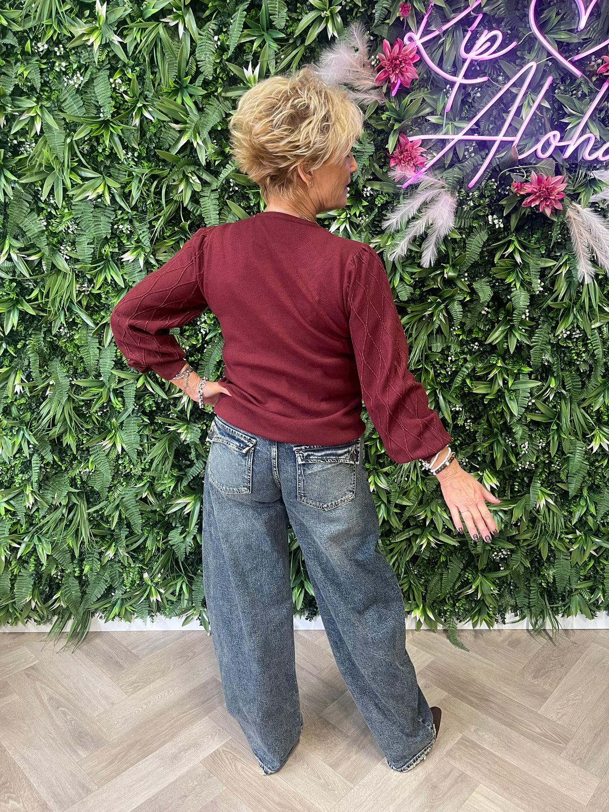 Gebreide trui met lurex detail op de mouwen bordeaux
