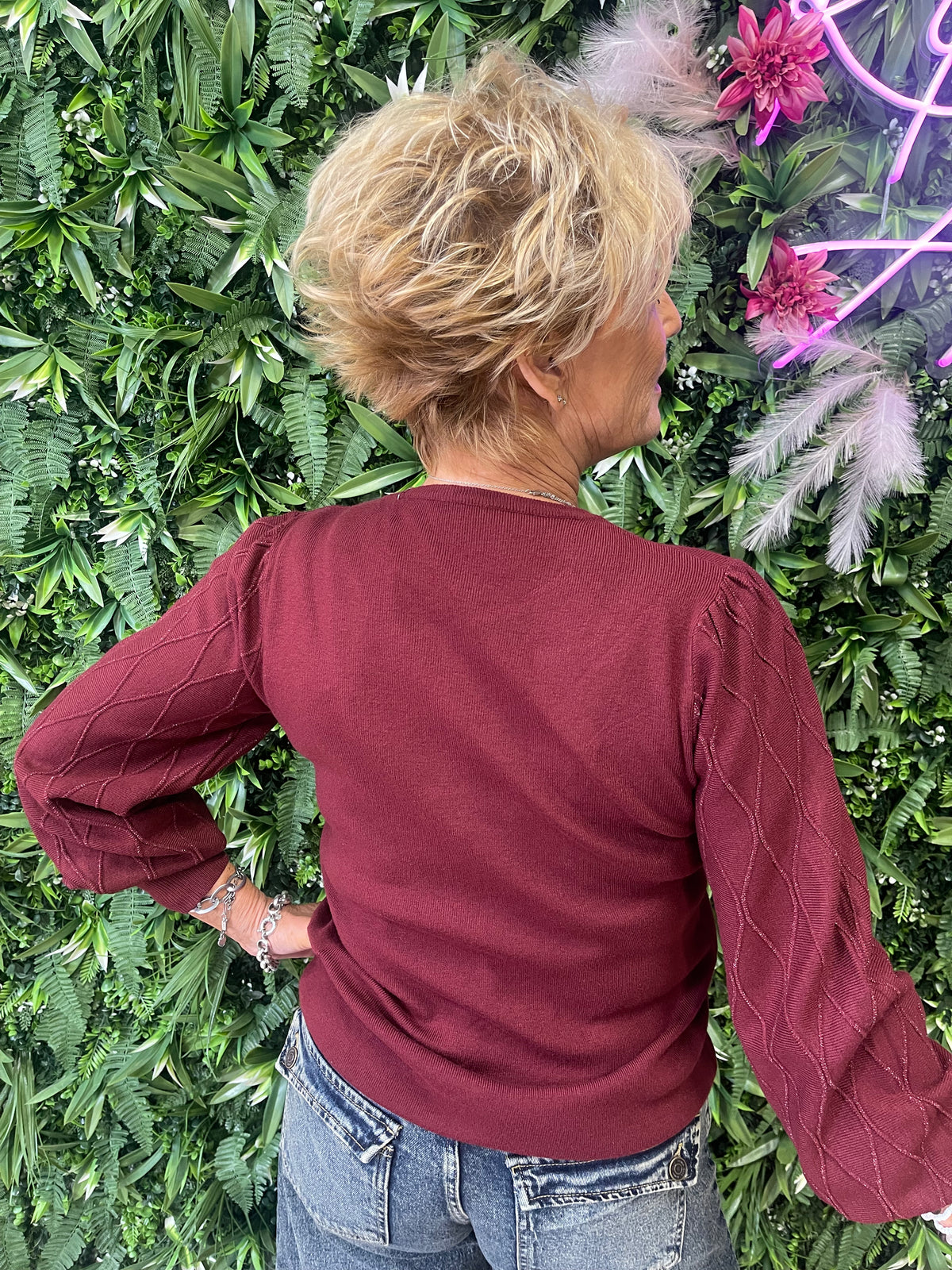 Gebreide trui met lurex detail op de mouwen bordeaux