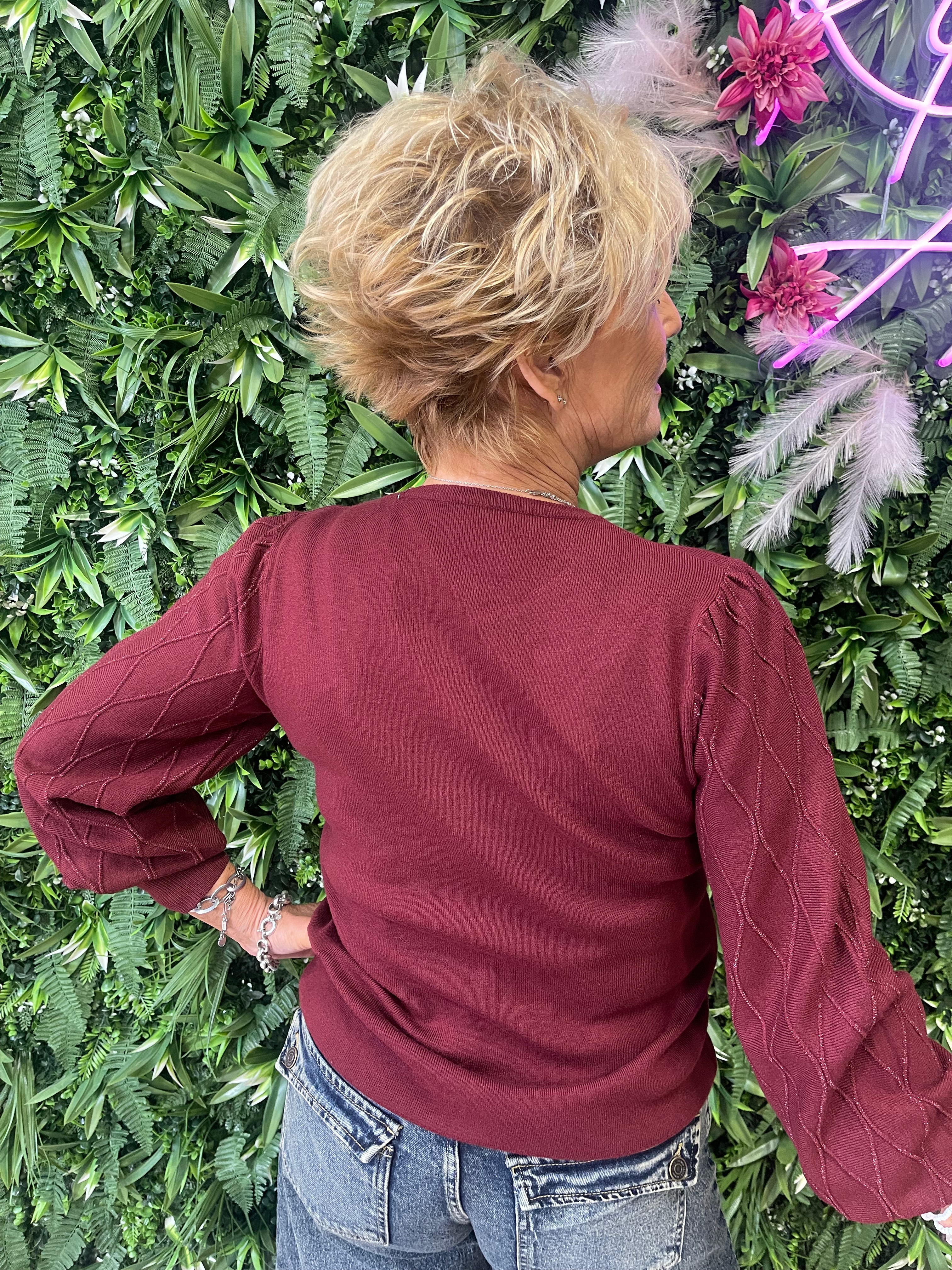 Gebreide trui met lurex detail op de mouwen bordeaux