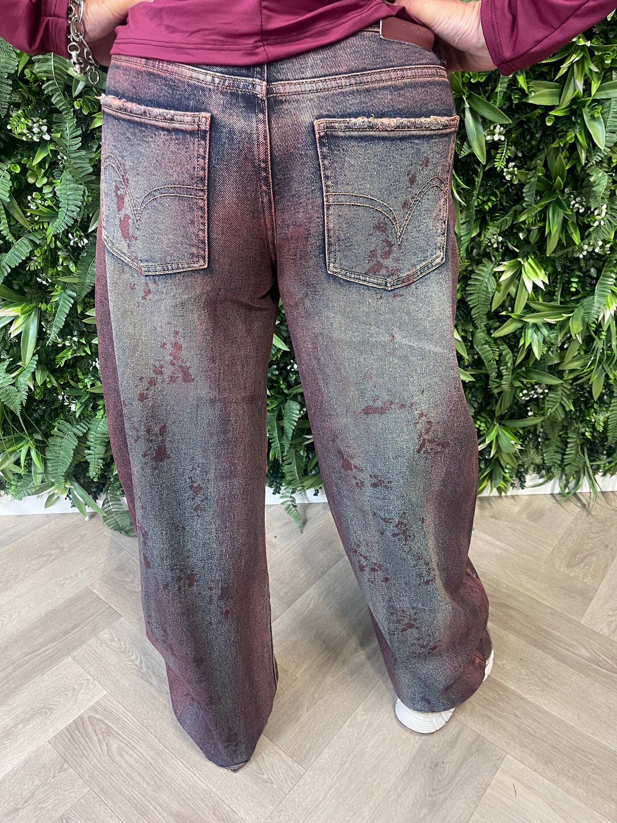 Queen of Hearts Barrel jeans gevlekt rood