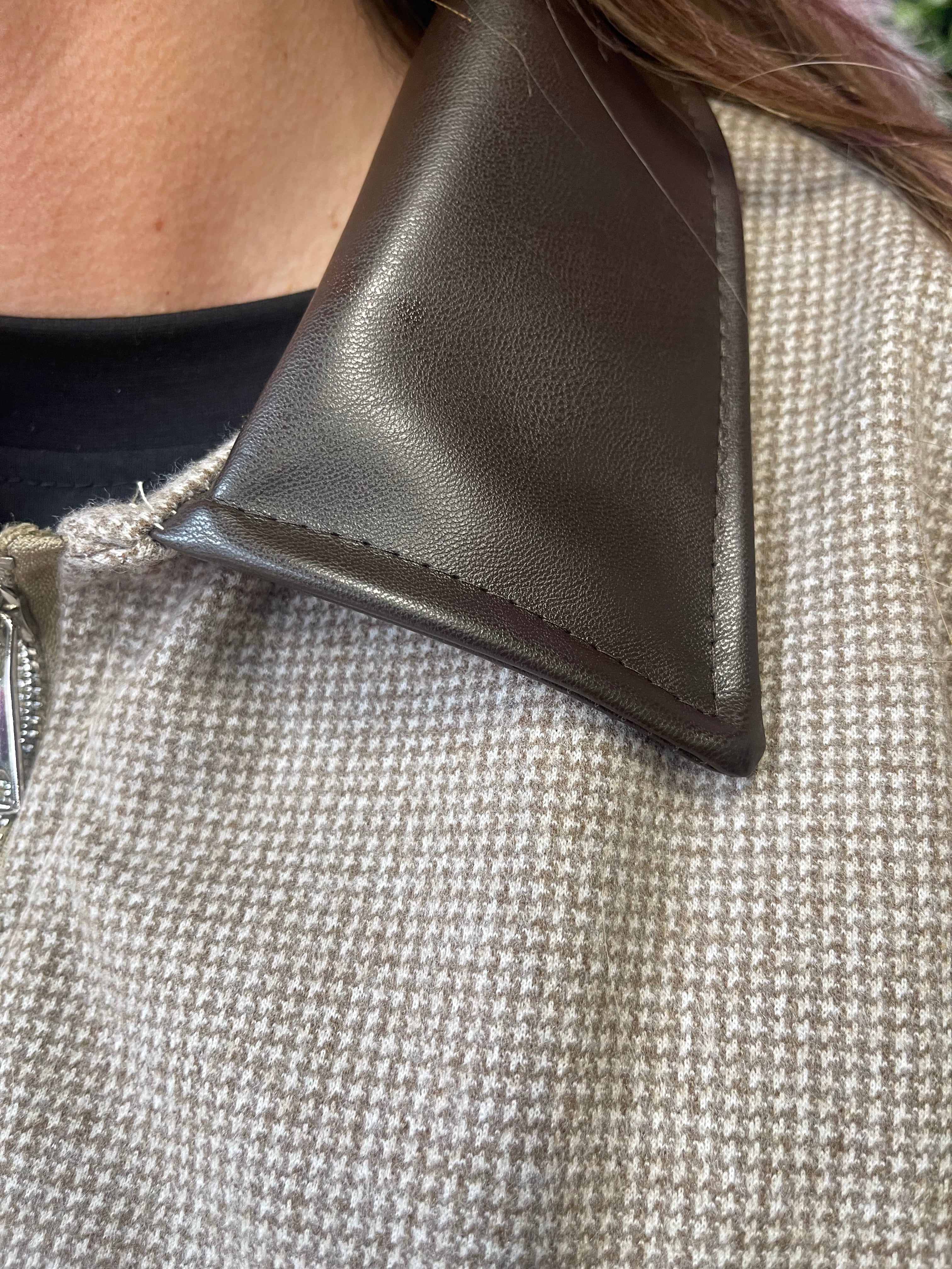 Korte bomber leatherlook details beige