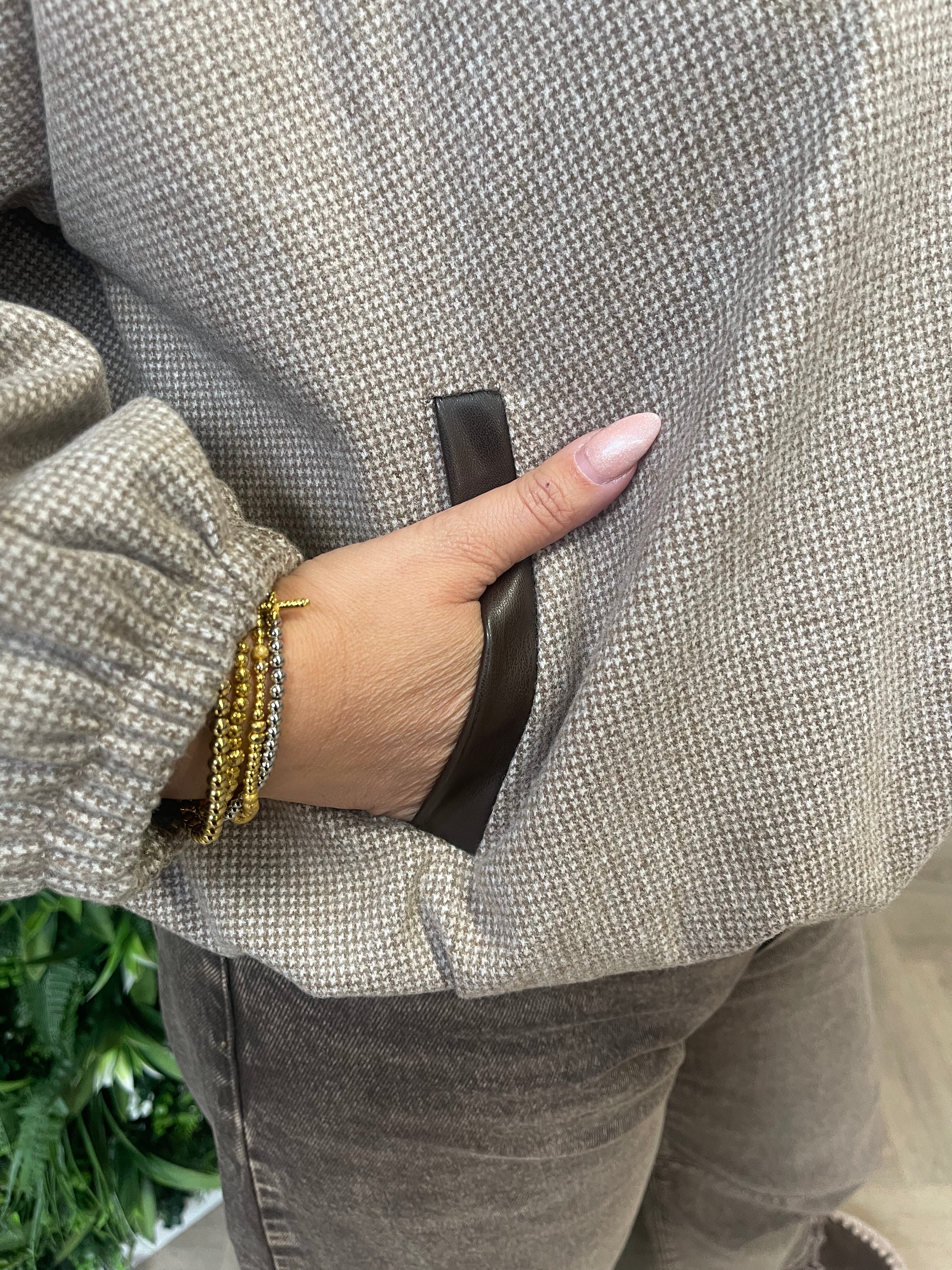 Korte bomber leatherlook details beige